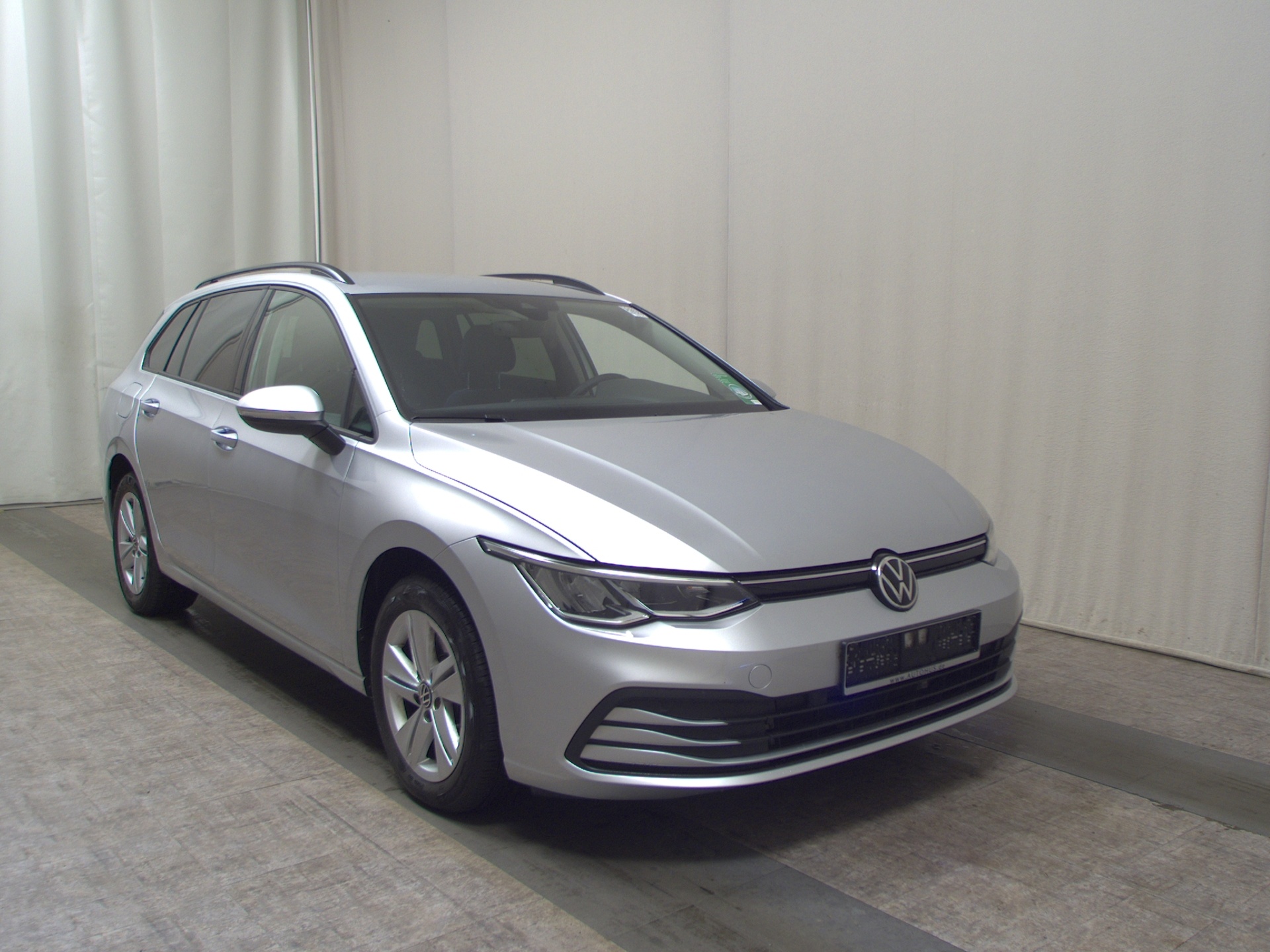 Volkswagen Golf-8 Var. 2.0 TDI Life Navi LED DC ACC PDC Shz 3