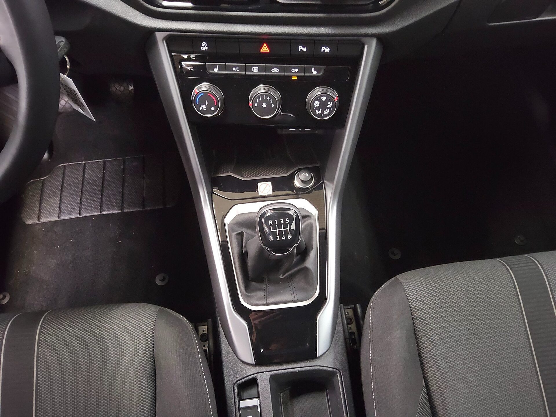 Volkswagen T-Roc 1.0 TSI Life LED DC PDC Shz BT DAB 6