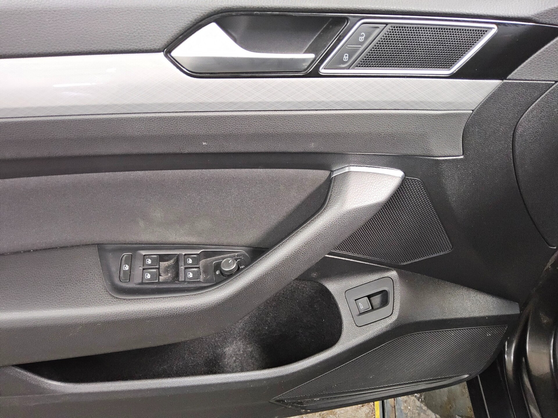 Volkswagen Passat Var. 2.0 TDI Business Navi LED AID 10