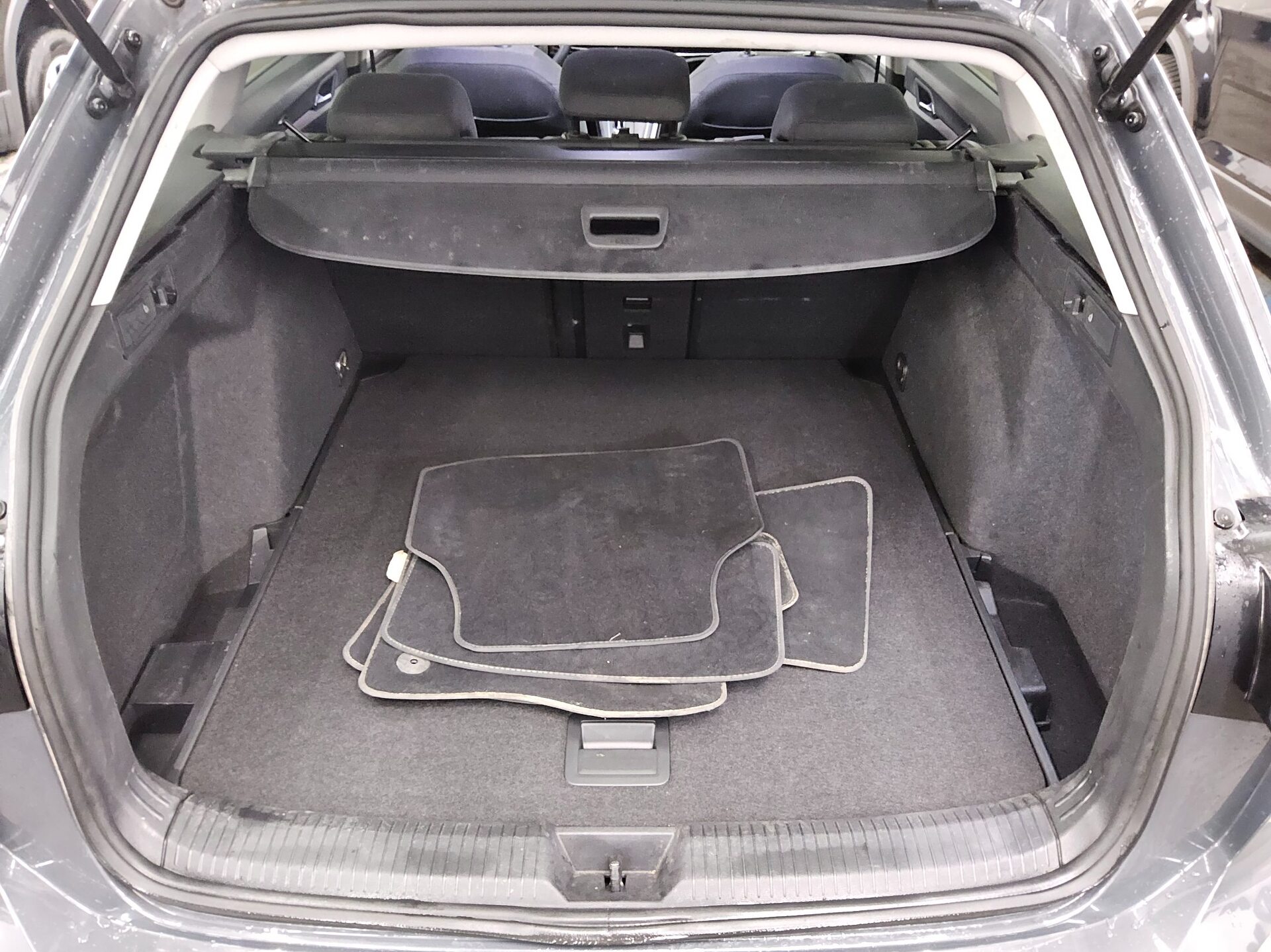 Volkswagen Golf-8 Var. 2.0 TDI Life Navi LED DC ACC 12