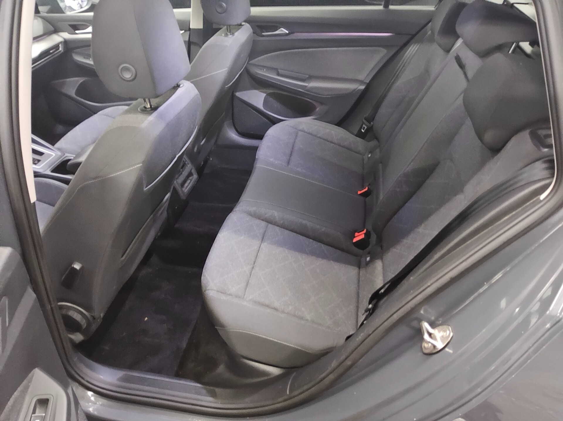 Volkswagen Golf-8 Var. 2.0 TDI Life Navi LED DC ACC 13