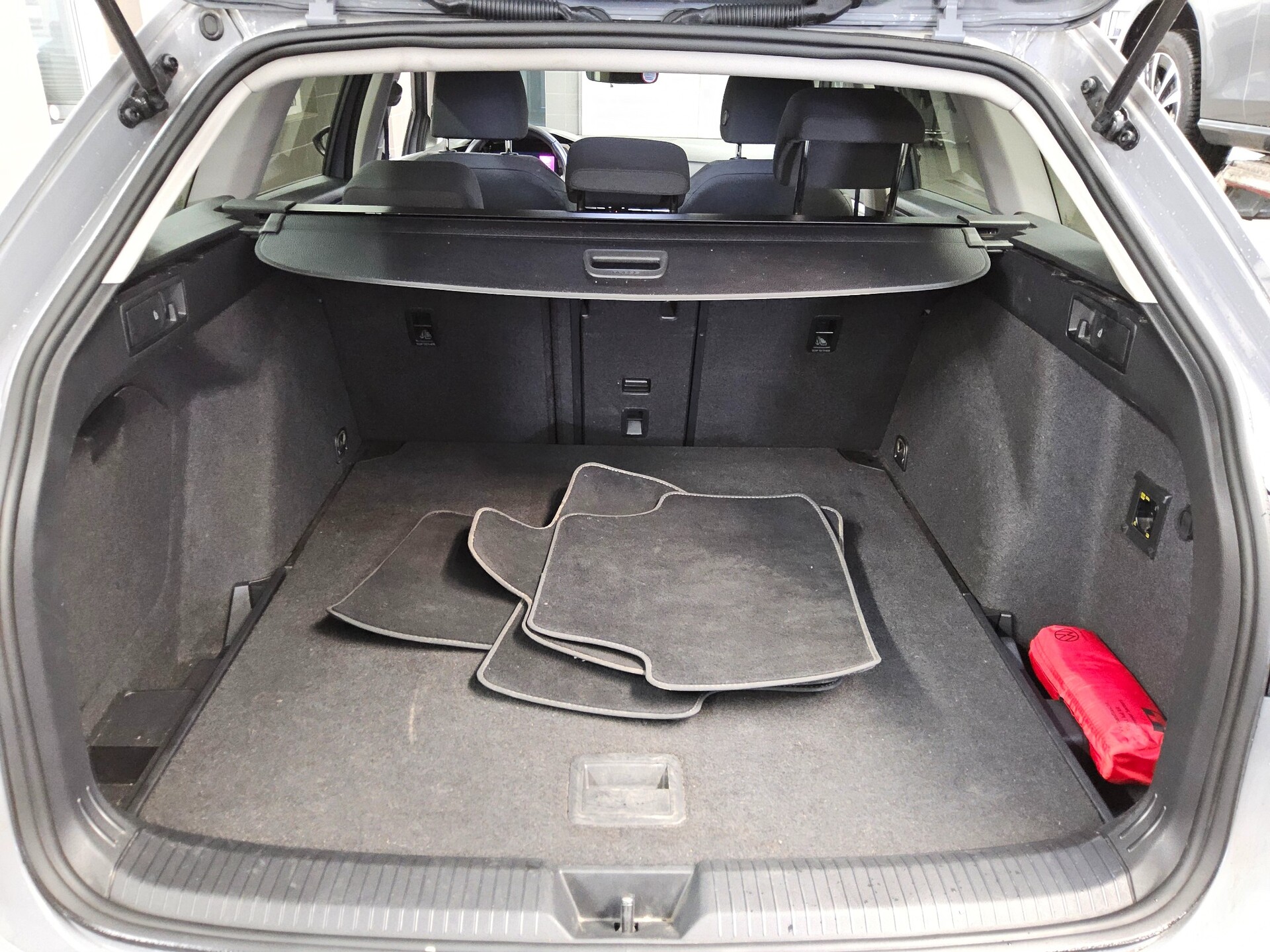 Volkswagen Golf-8 Var. 2.0 TDI Life Navi LED DC ACC RFK 12