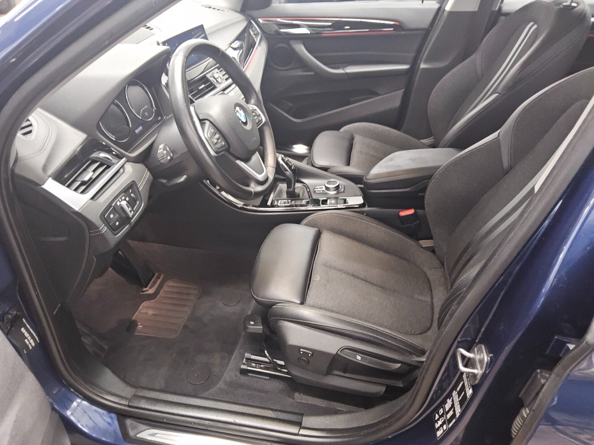 BMW X1 xDrive25d Sport-Line T-Leder Navi LED RFK AHK 8