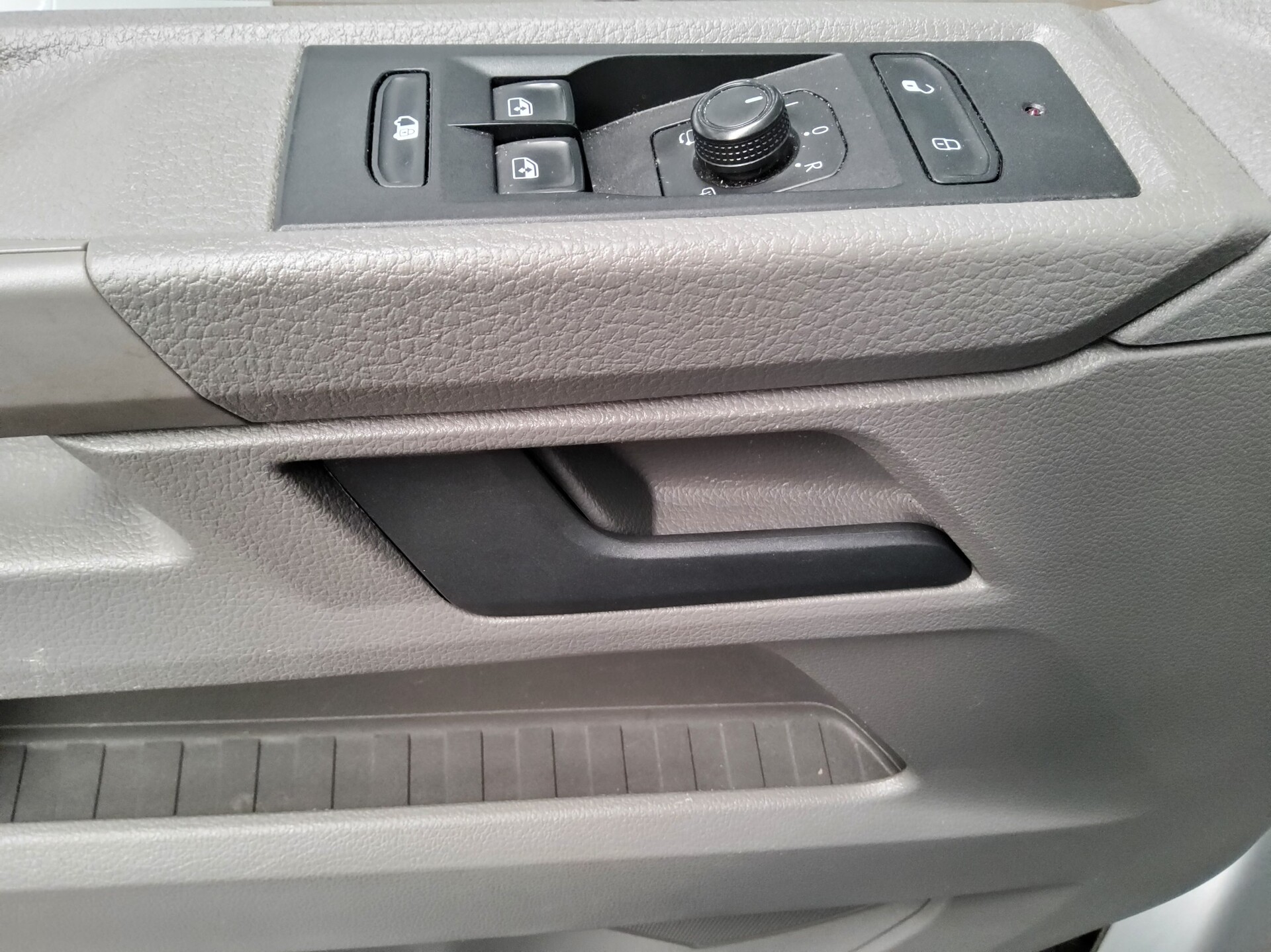 Volkswagen T6.1 Transporter 2.0 TDI L1H1 Navi LED PDC SHZ 9