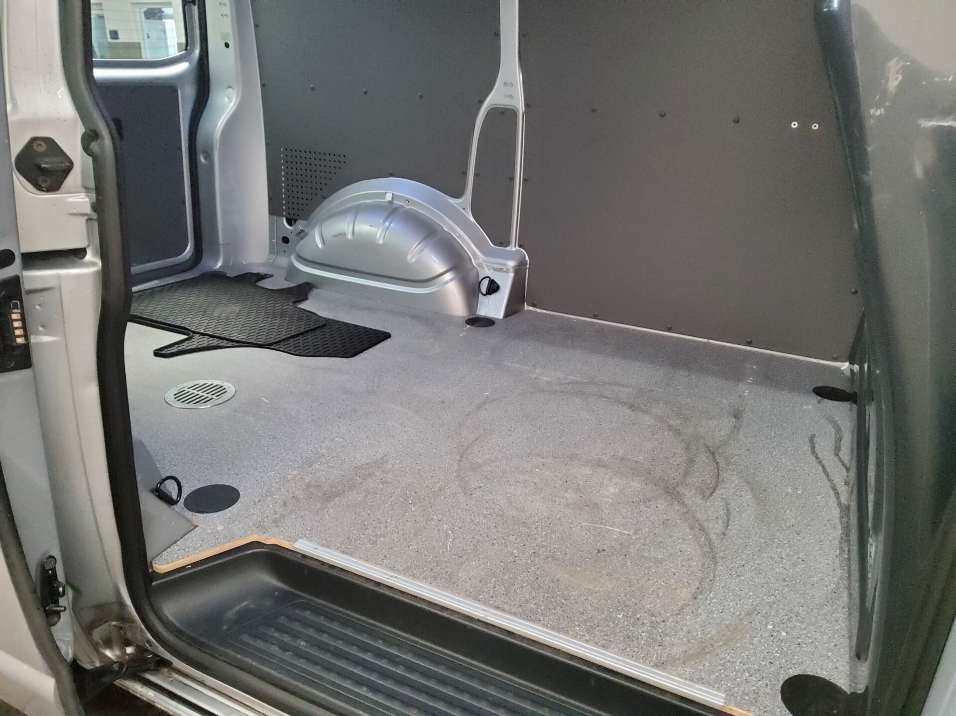 Volkswagen T6.1 Transporter 2.0 TDI L1H1 Navi LED PDC SHZ 12