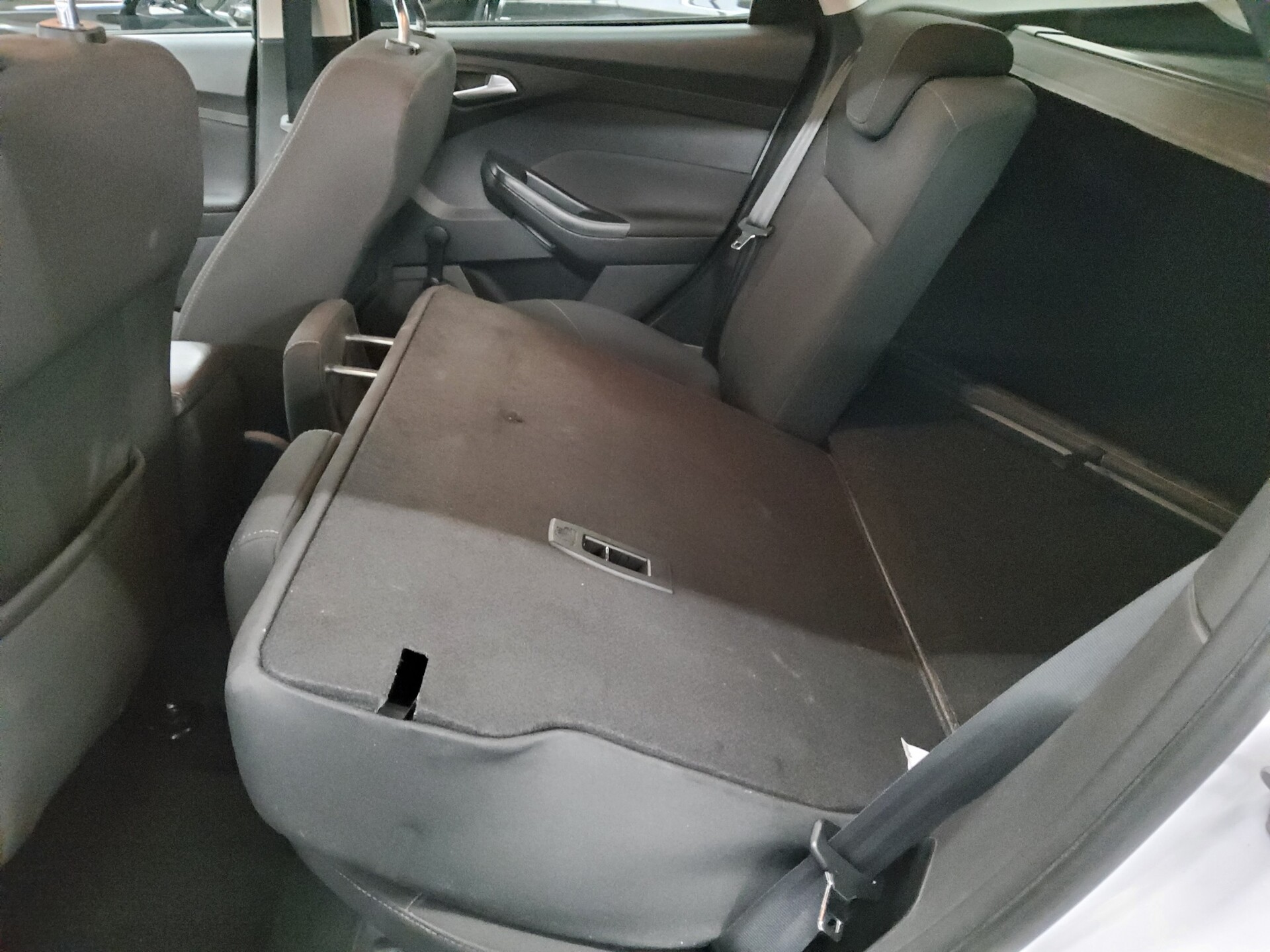 Ford Focus Turnier 1.5 TDCi Trend Shz AHK CD BT 12