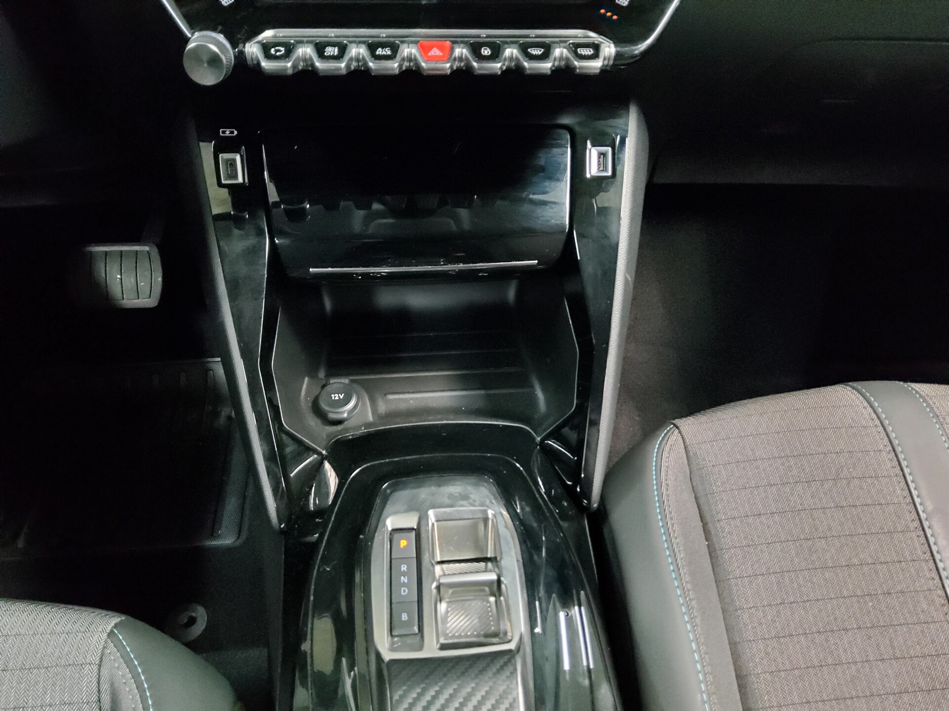 Peugeot 208 e-208 Allure T-Leder Navi LED Shz PDC USB 6