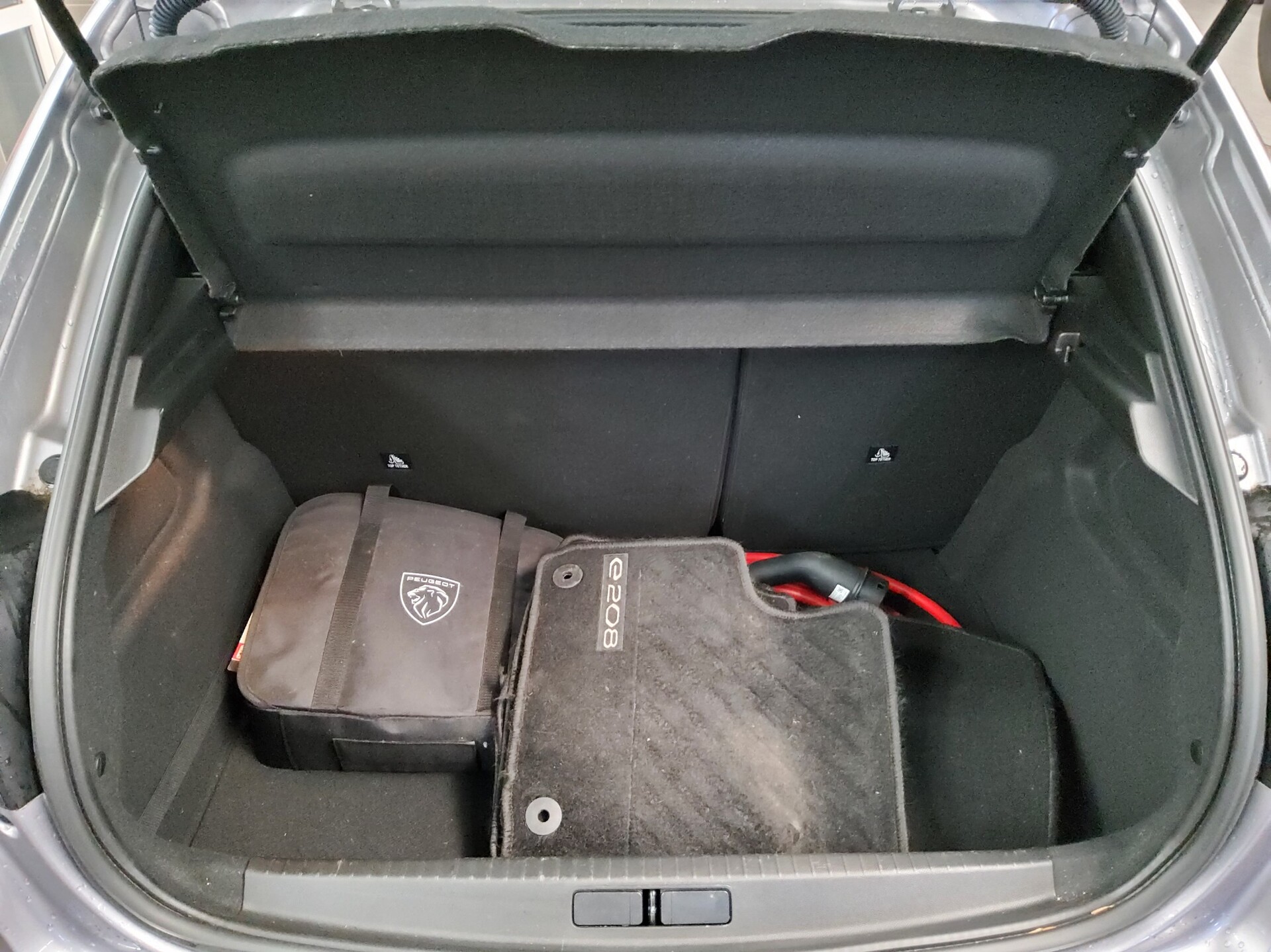 Peugeot 208 e-208 Allure T-Leder Navi LED Shz PDC USB 12