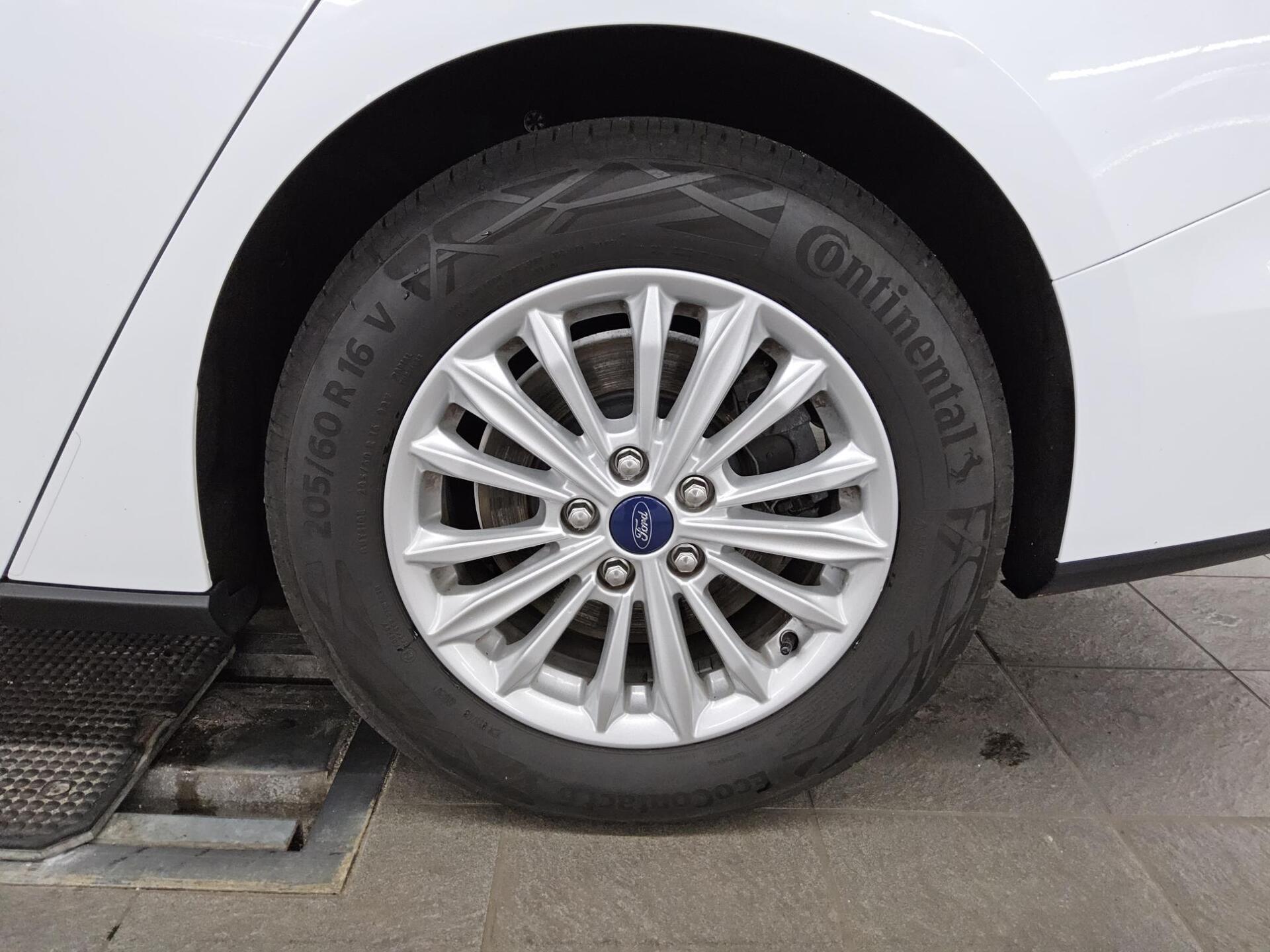 Ford Focus Turnier 1.5 EB Titanium Navi LED Shz PDC 10