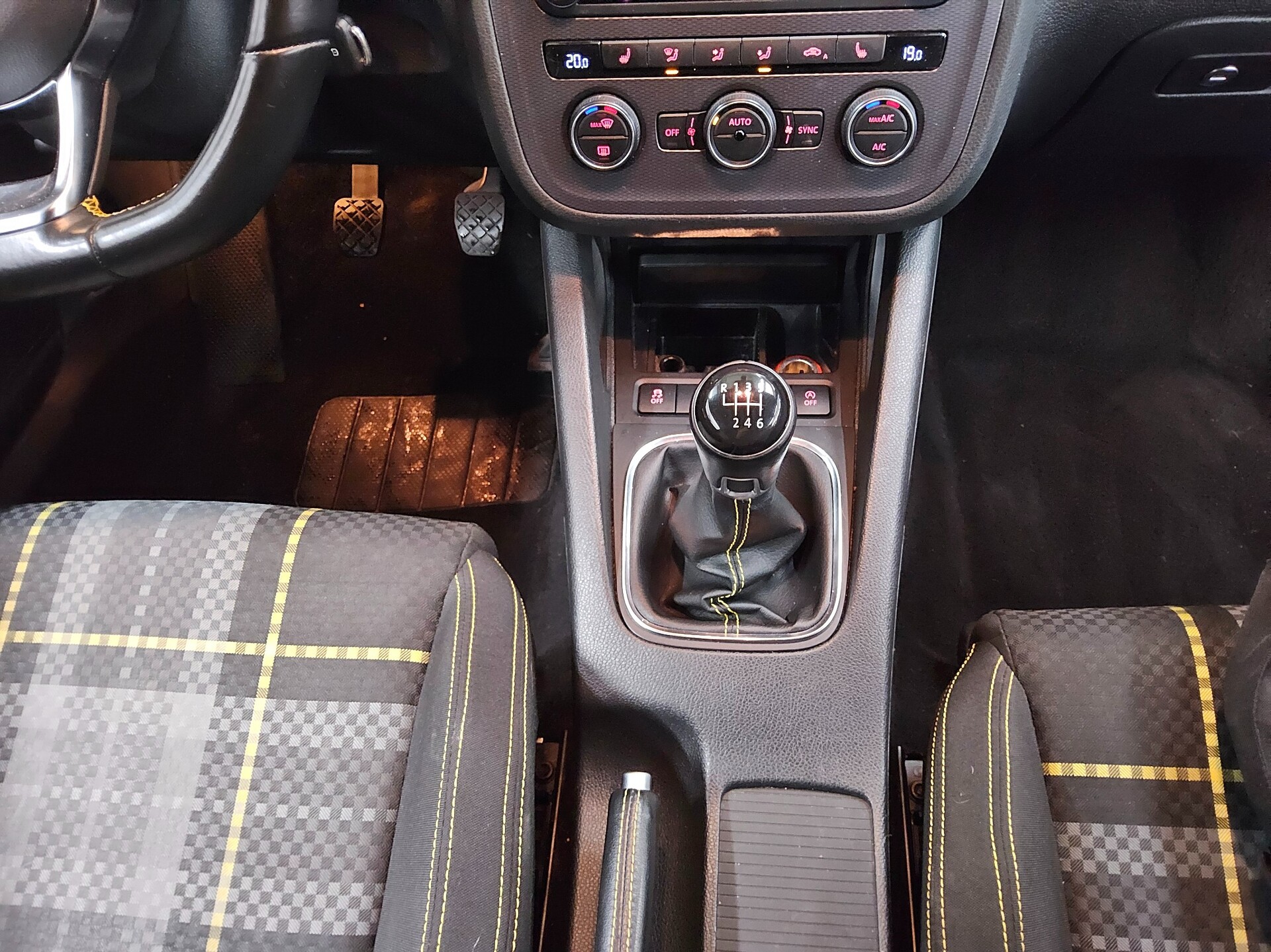 Volkswagen Scirocco 1.4 TSI Club Navi Bi-Xenon RfK HU 08/27 6