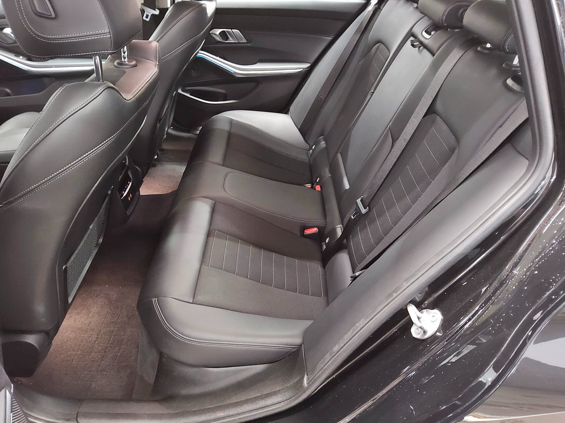 BMW 330e Touring Sport-Line Navi LC Prof. LED AHK 13