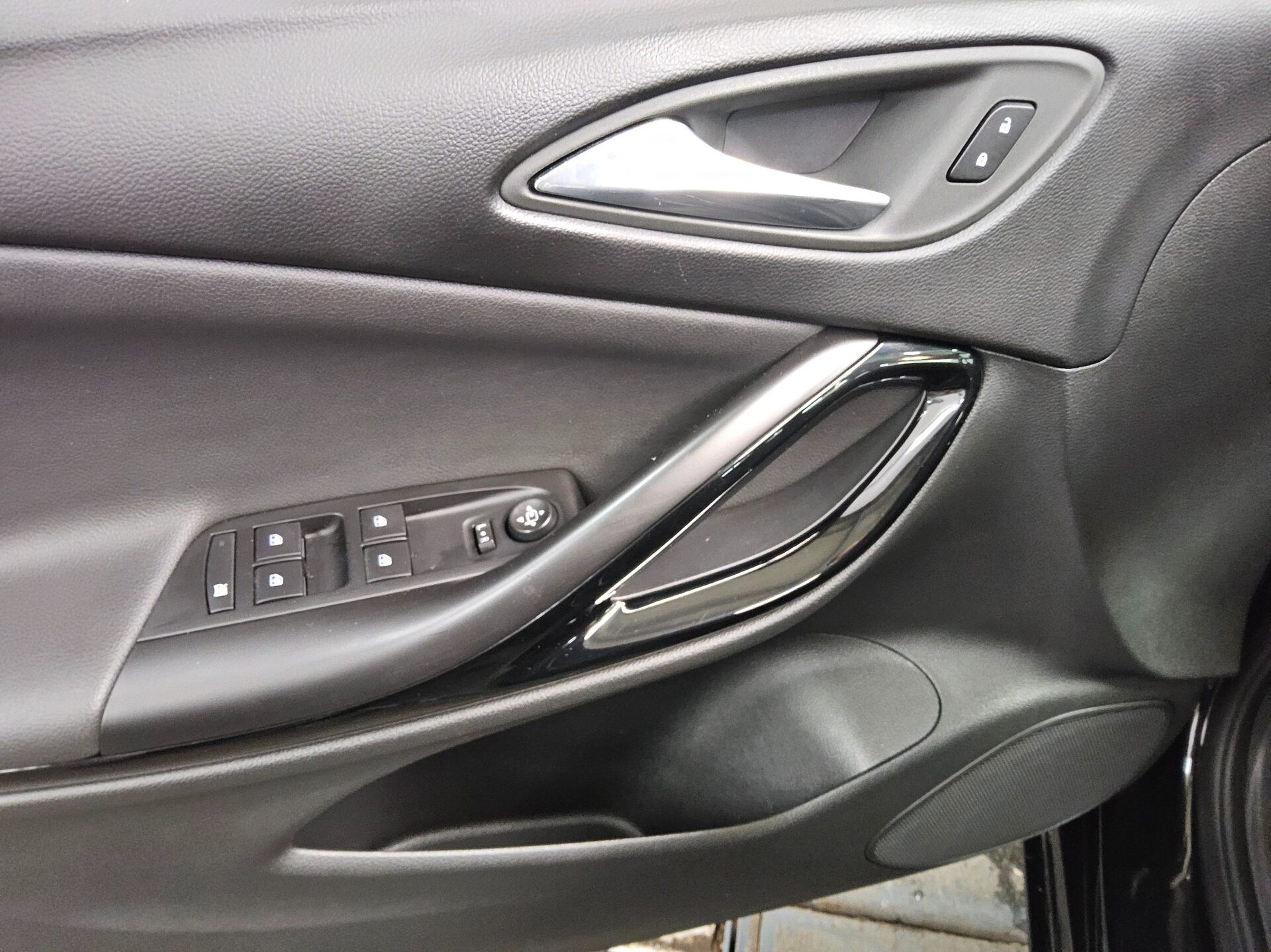 Opel Astra ST 1.2 Turbo Elegance Navi LED T-Leder AHK 9