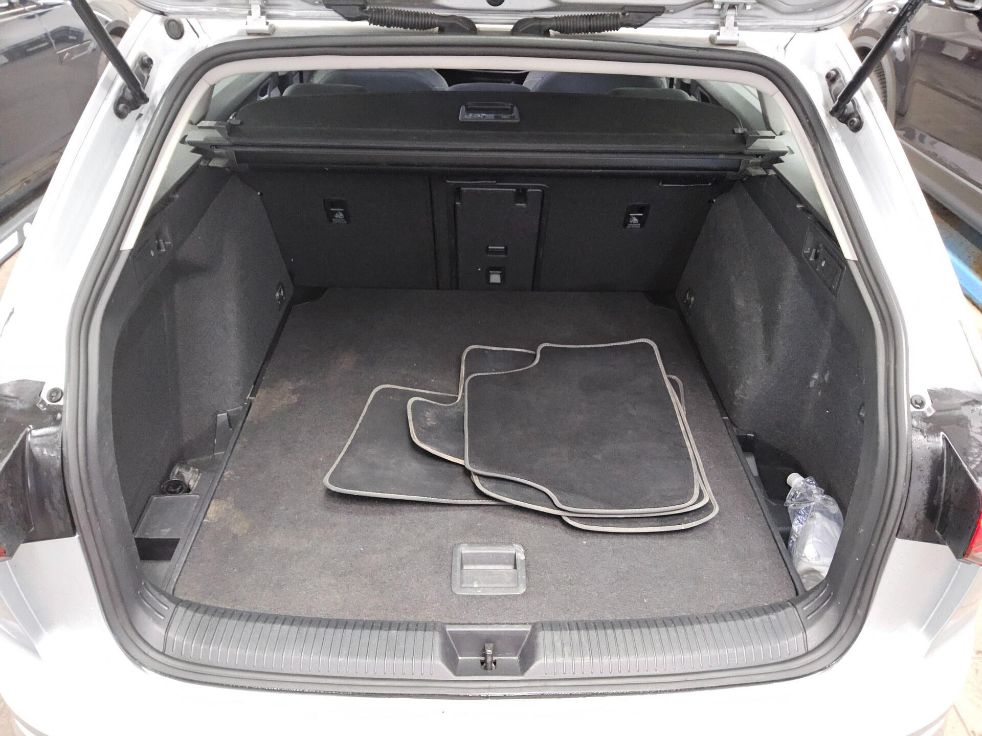 Volkswagen Golf-8 Var. 2.0 TDI Life Navi LED DC AHK PDC 12