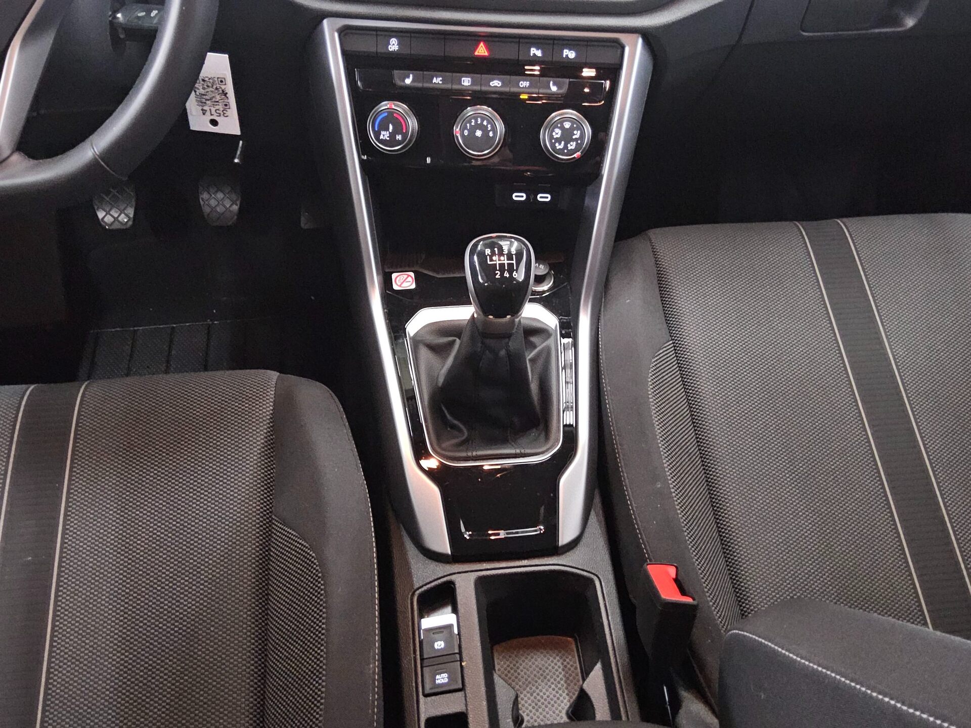 Volkswagen T-Roc 1.0 TSI Life PDC LED AID SHZ DAB+ 6