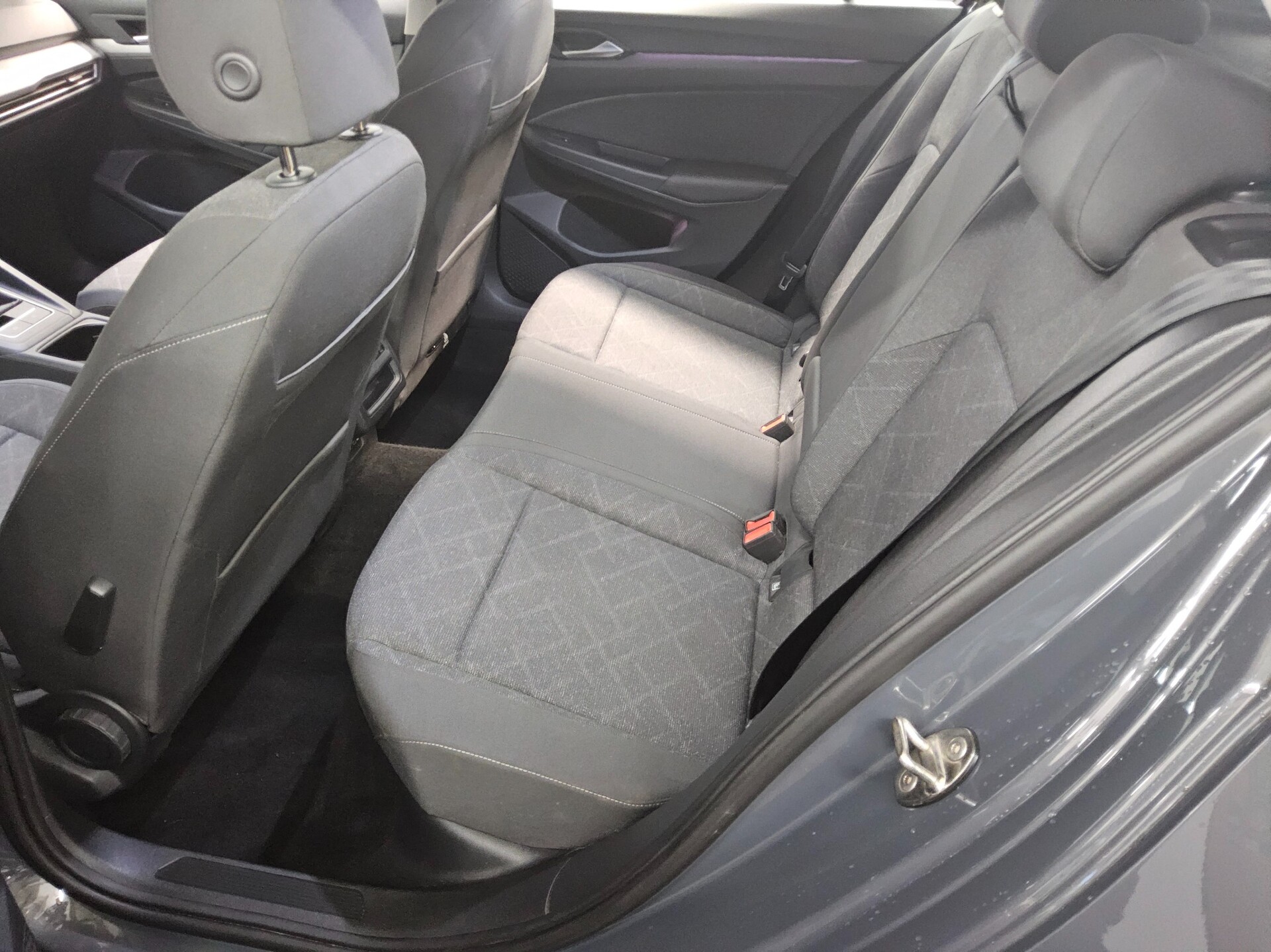 Volkswagen Golf-8 2.0 TDI Life Navi LED ACC PDC Shz 12