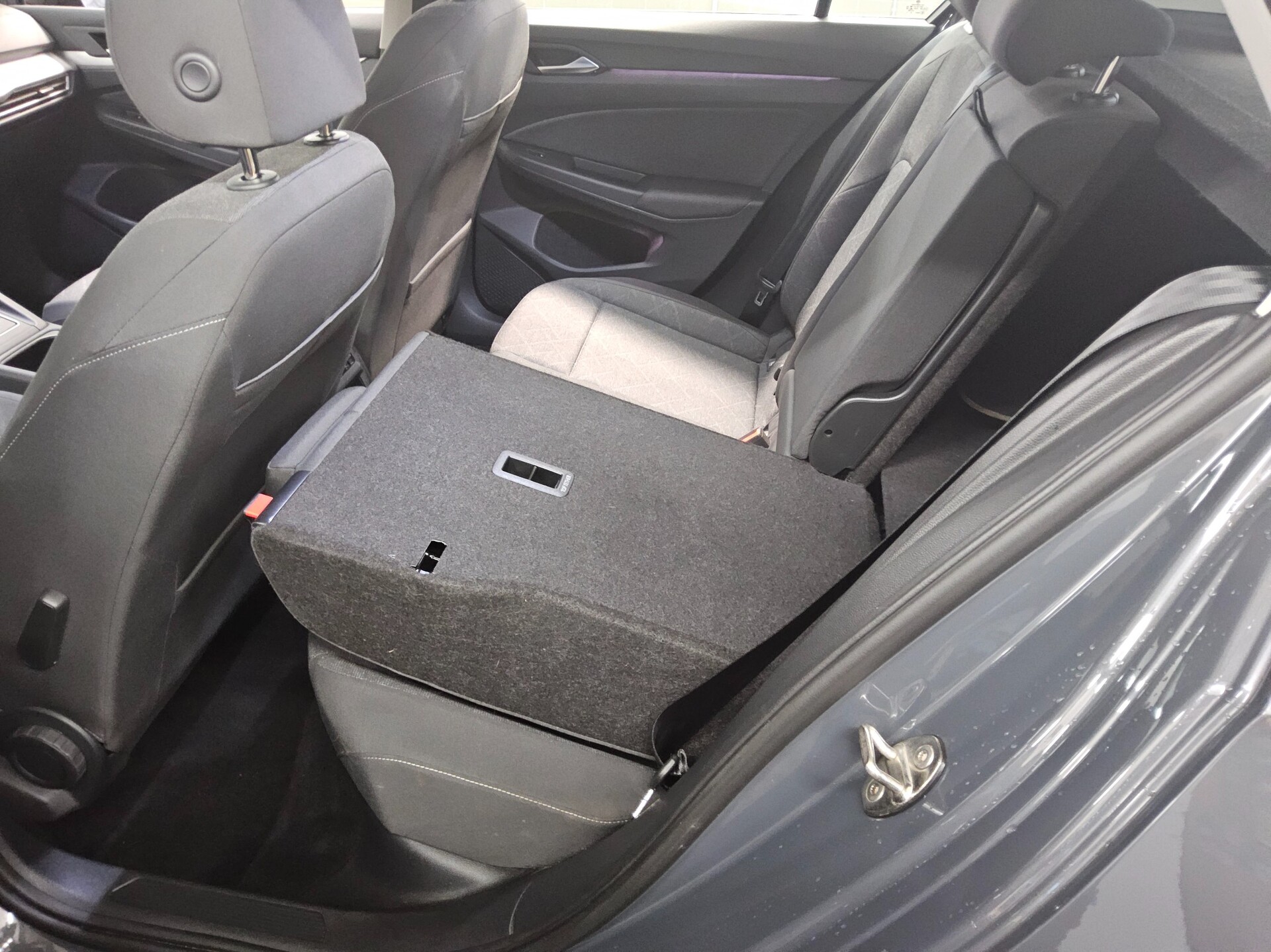 Volkswagen Golf-8 2.0 TDI Life Navi LED ACC PDC Shz 13