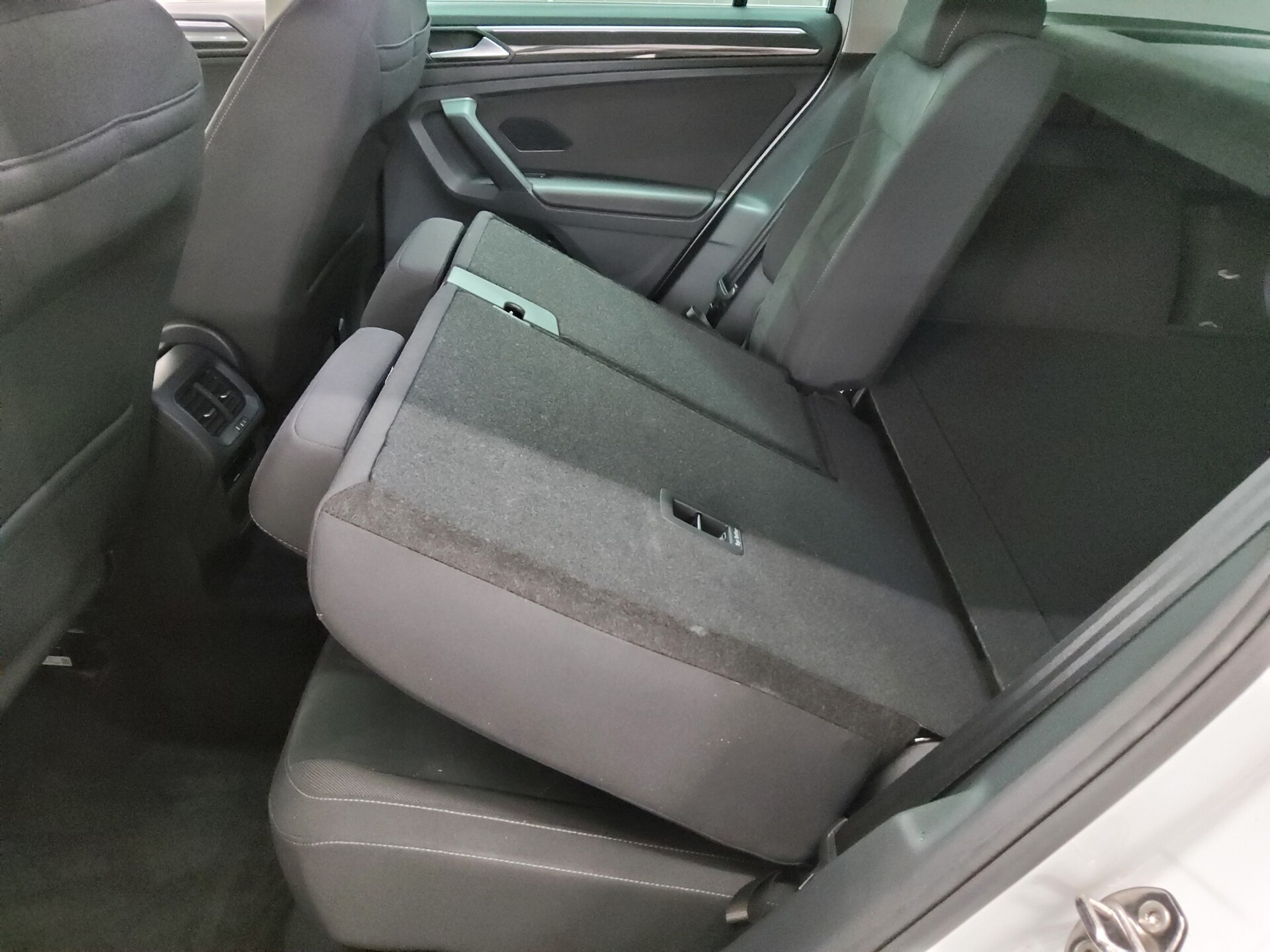 Volkswagen Tiguan 2.0 TDI Elegance Navi LED AID AHK ACC Shz 12