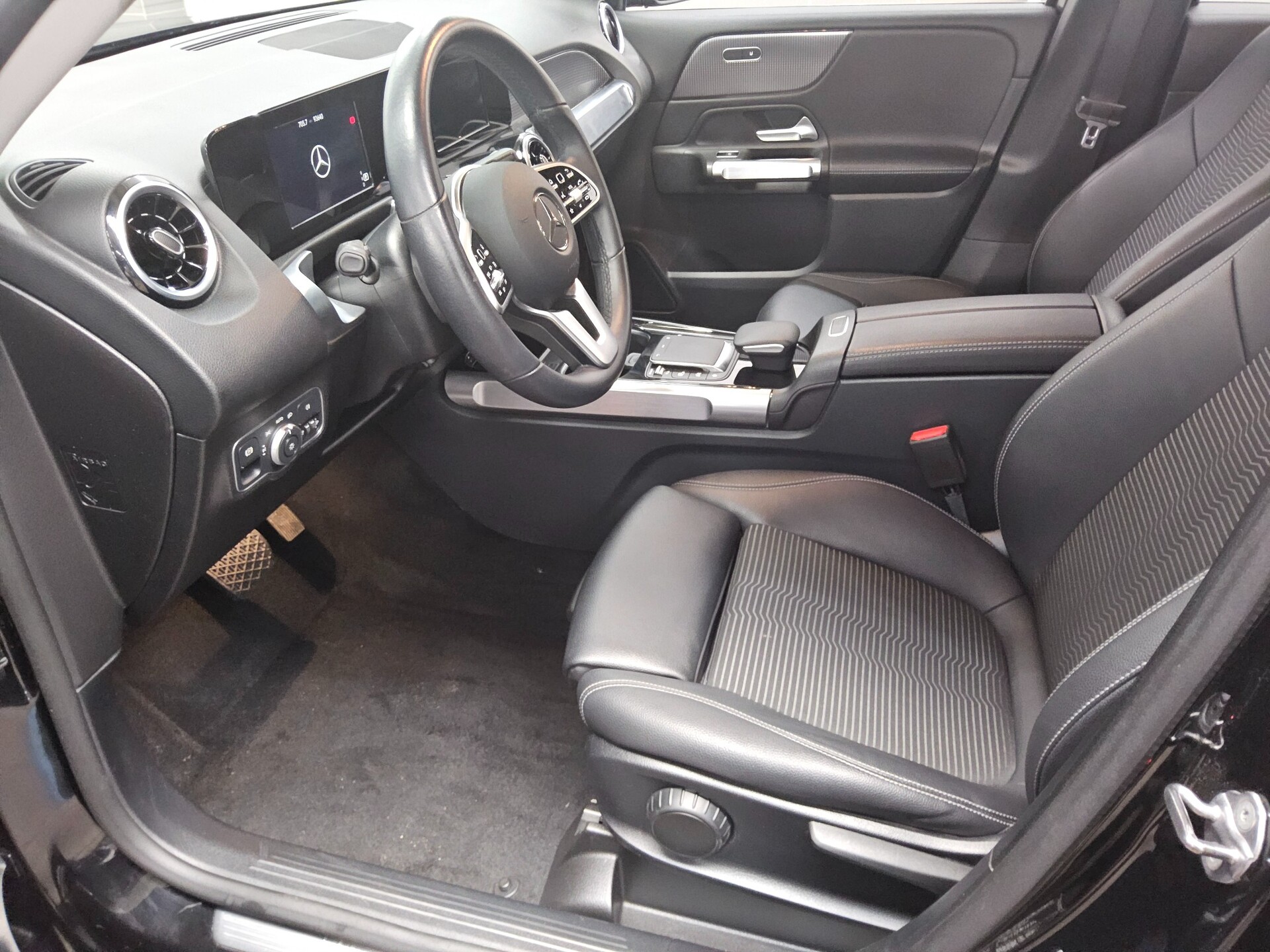 Mercedes-Benz GLB 200 d Progressive T-Leder Navi RfK PDC Shz 9