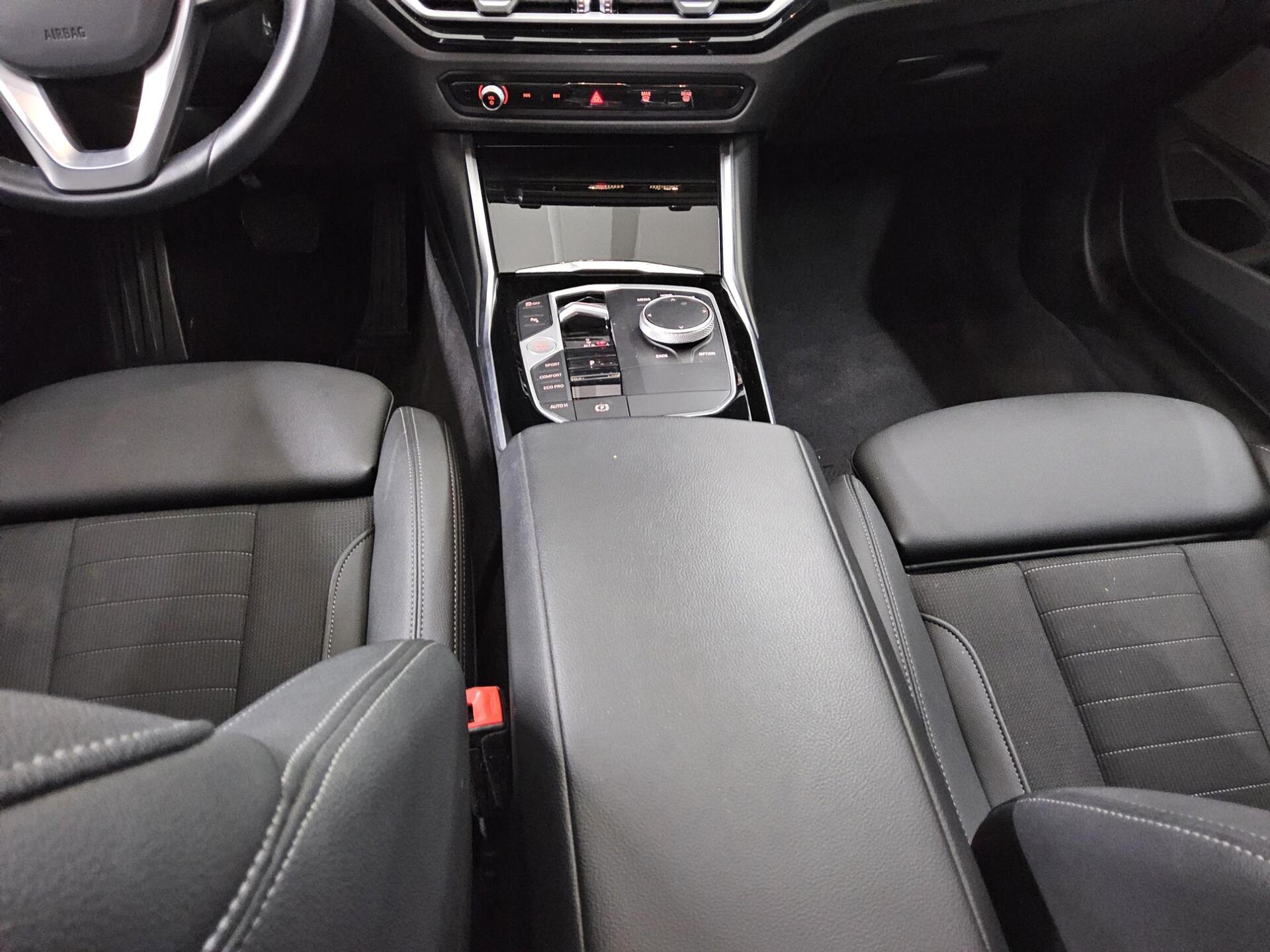 BMW 318dA Touring T-Leder Navi Pano HuD Curved LED 6