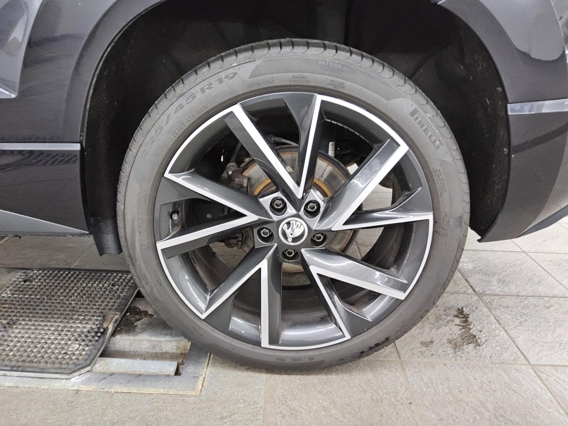 Skoda Karoq 2.0 TDI 4x4 SportLine Navi Pano LED AHK 10