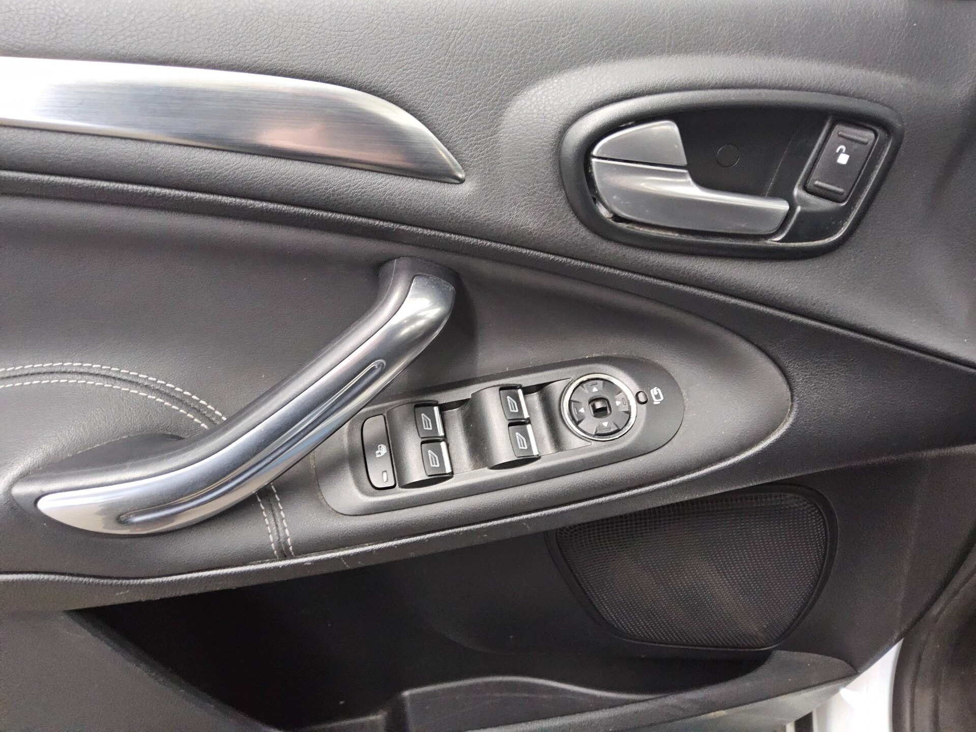 Ford S-Max 2.0 TDCi Titanium 7-Sitze AHK Pano HU12/27 9