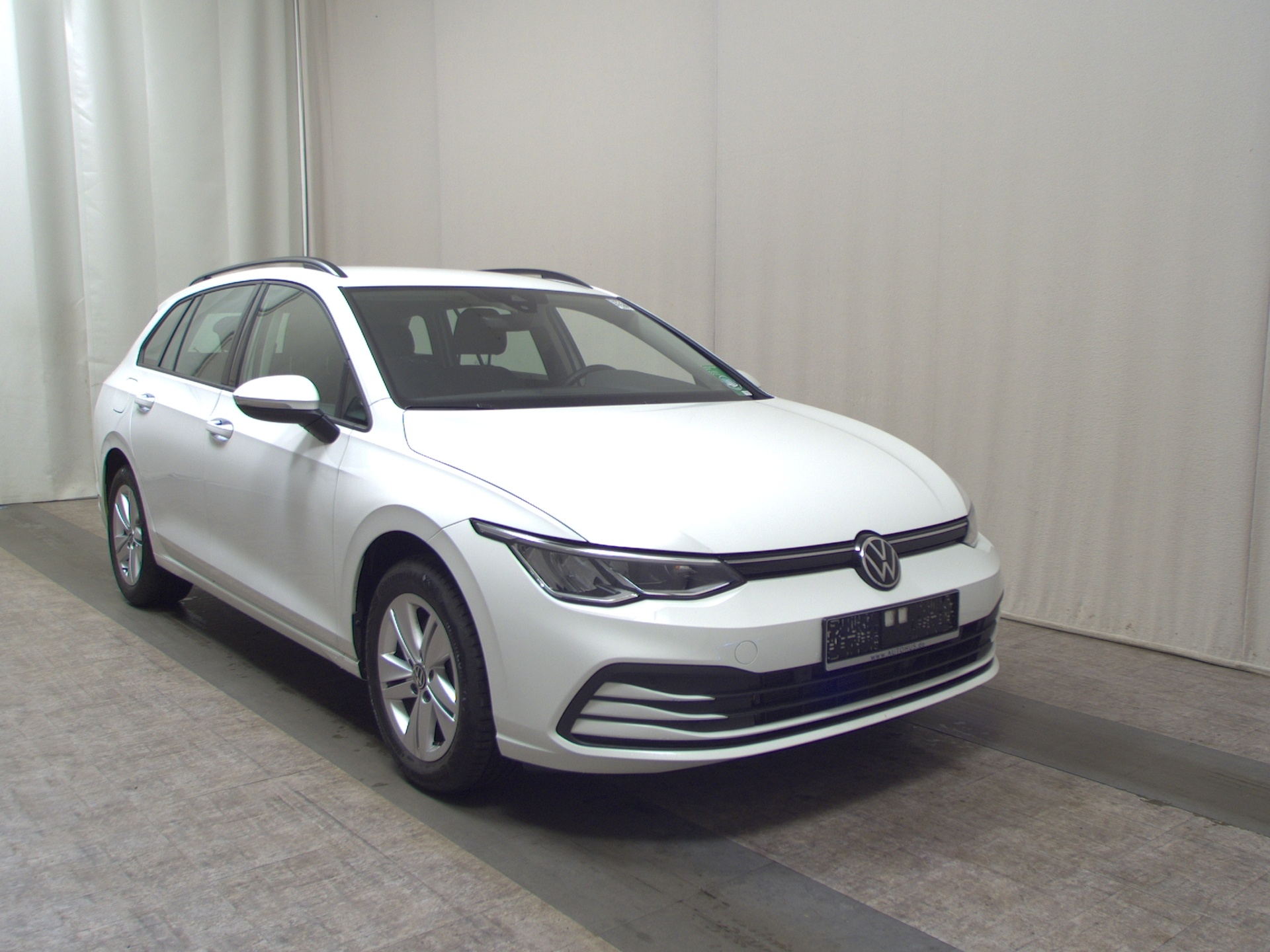 Volkswagen Golf-8 Var. 2.0 TDI Life Navi LED DC ACC AHK Shz 3