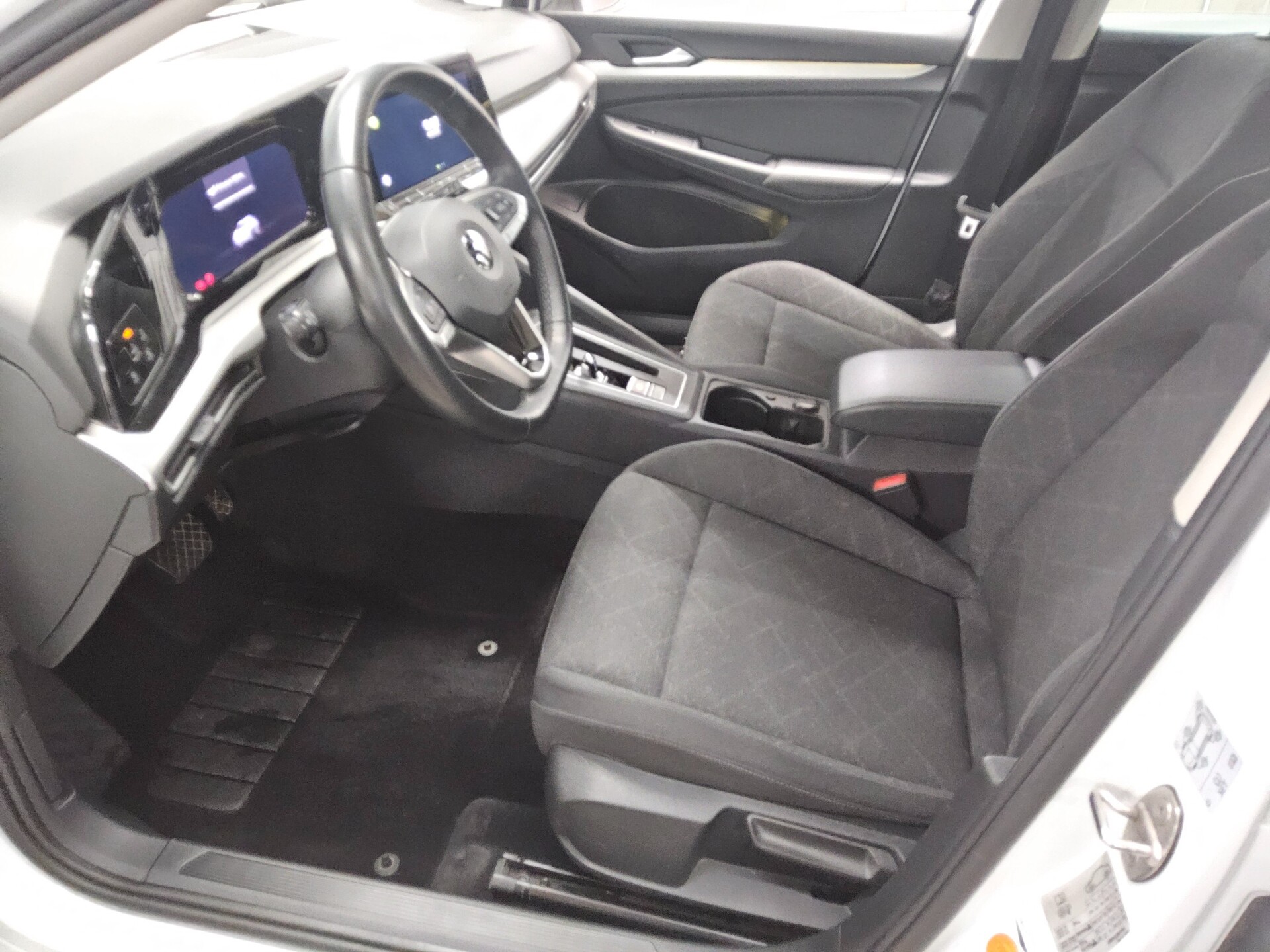 Volkswagen Golf-8 Var. 2.0 TDI Life Navi LED DC ACC AHK Shz 9