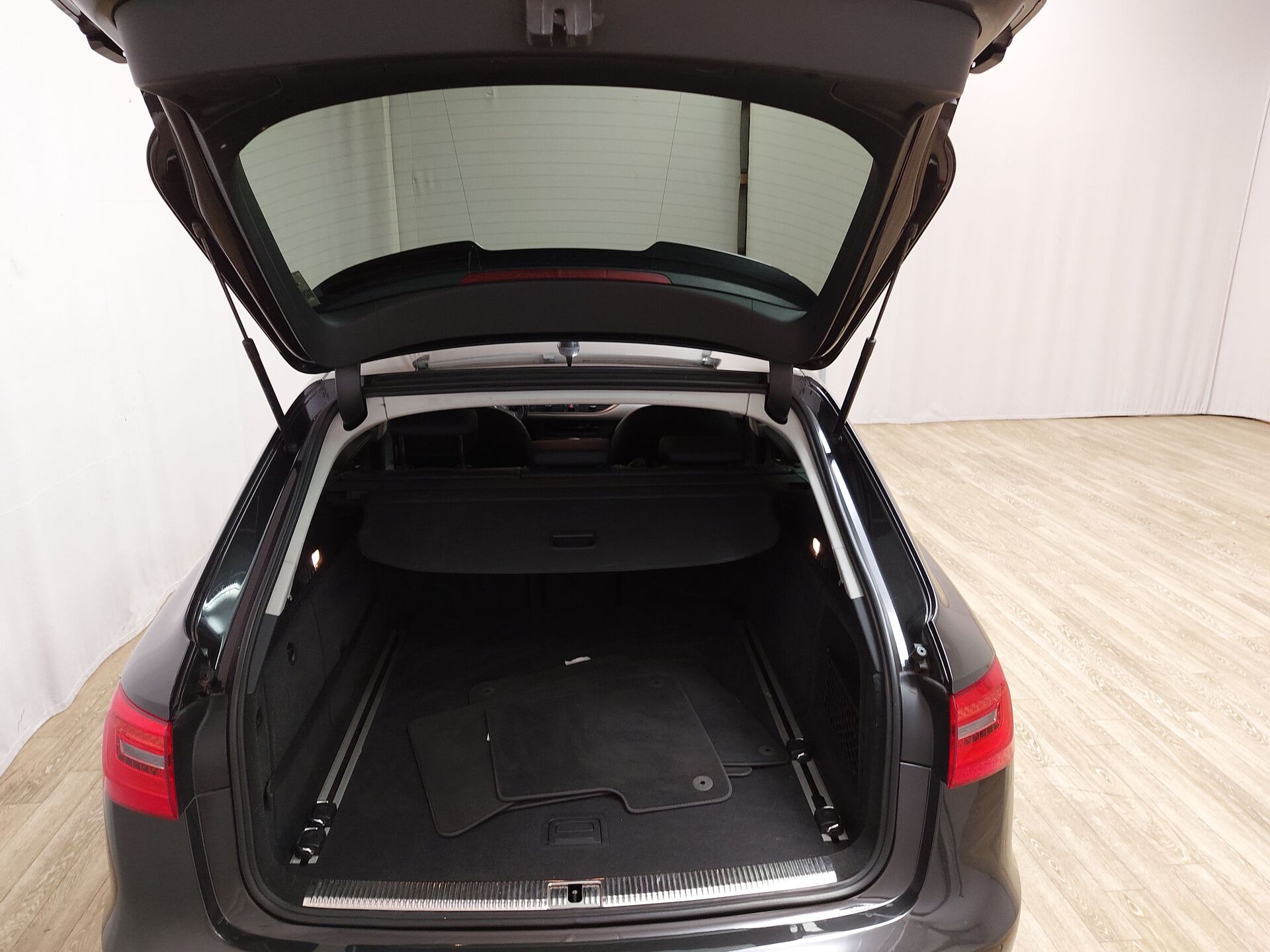 Audi A6 Avant S-Line LEDER NAVI KLIMAAUT XENON SHZ 19
