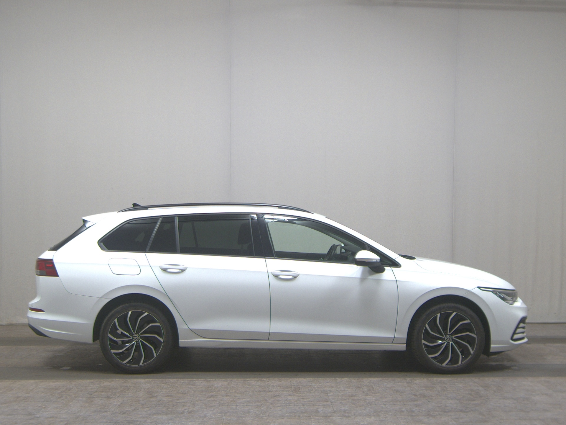 Volkswagen Golf-8 Var. 2.0 TDI Life LED DC AHK PDC SHZ