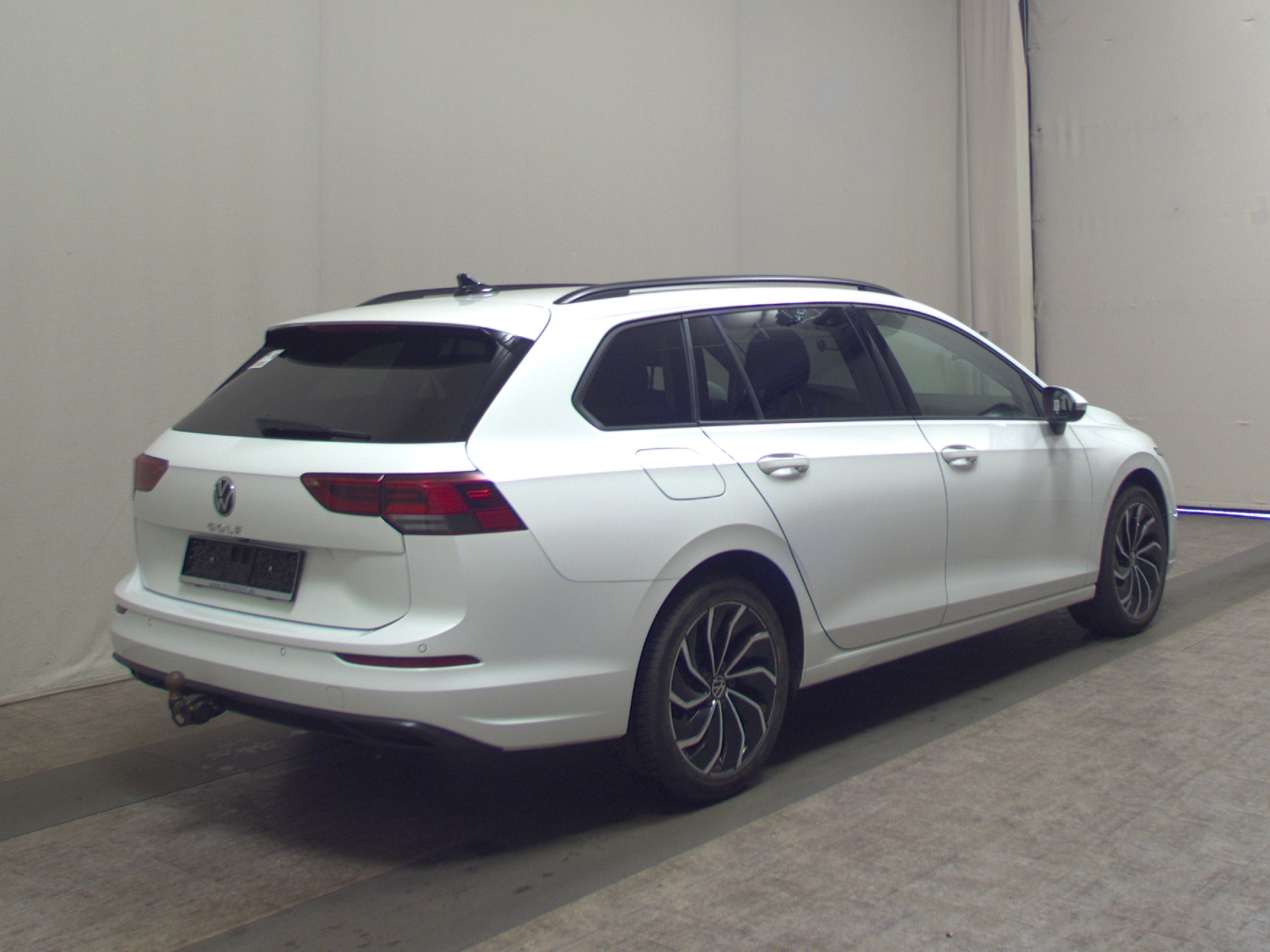 Volkswagen Golf-8 Var. 2.0 TDI Life LED DC AHK PDC SHZ 4