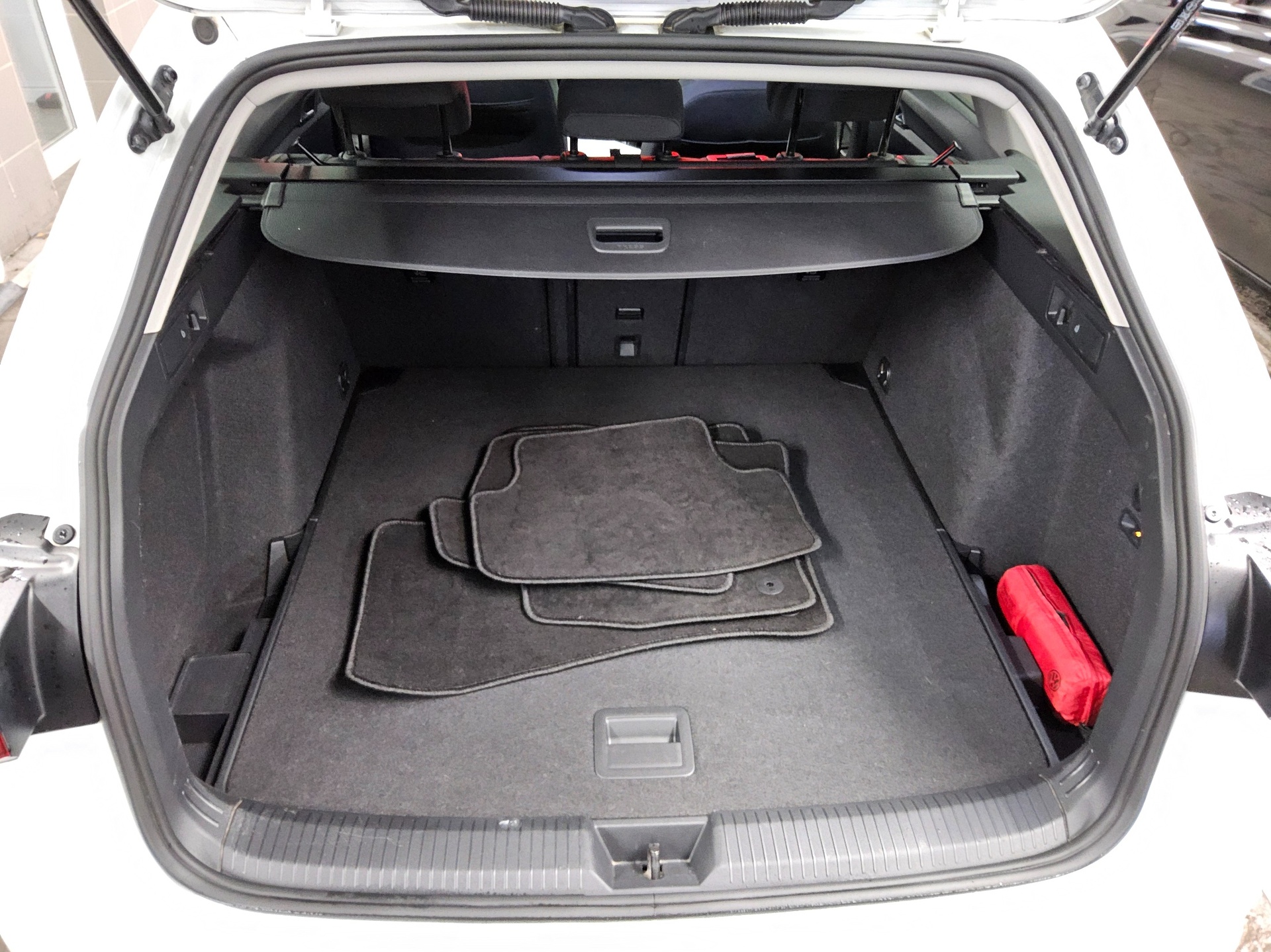 Volkswagen Golf-8 Var. 2.0 TDI Life LED DC AHK PDC SHZ 12