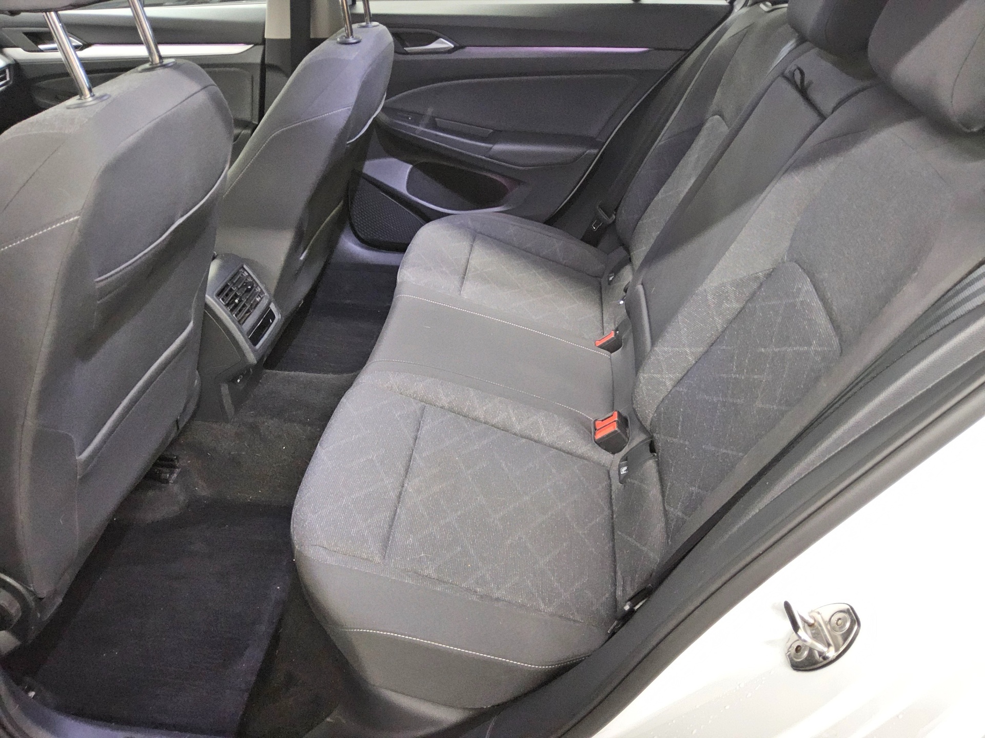 Volkswagen Golf-8 Var. 2.0 TDI Life LED DC AHK PDC SHZ 13