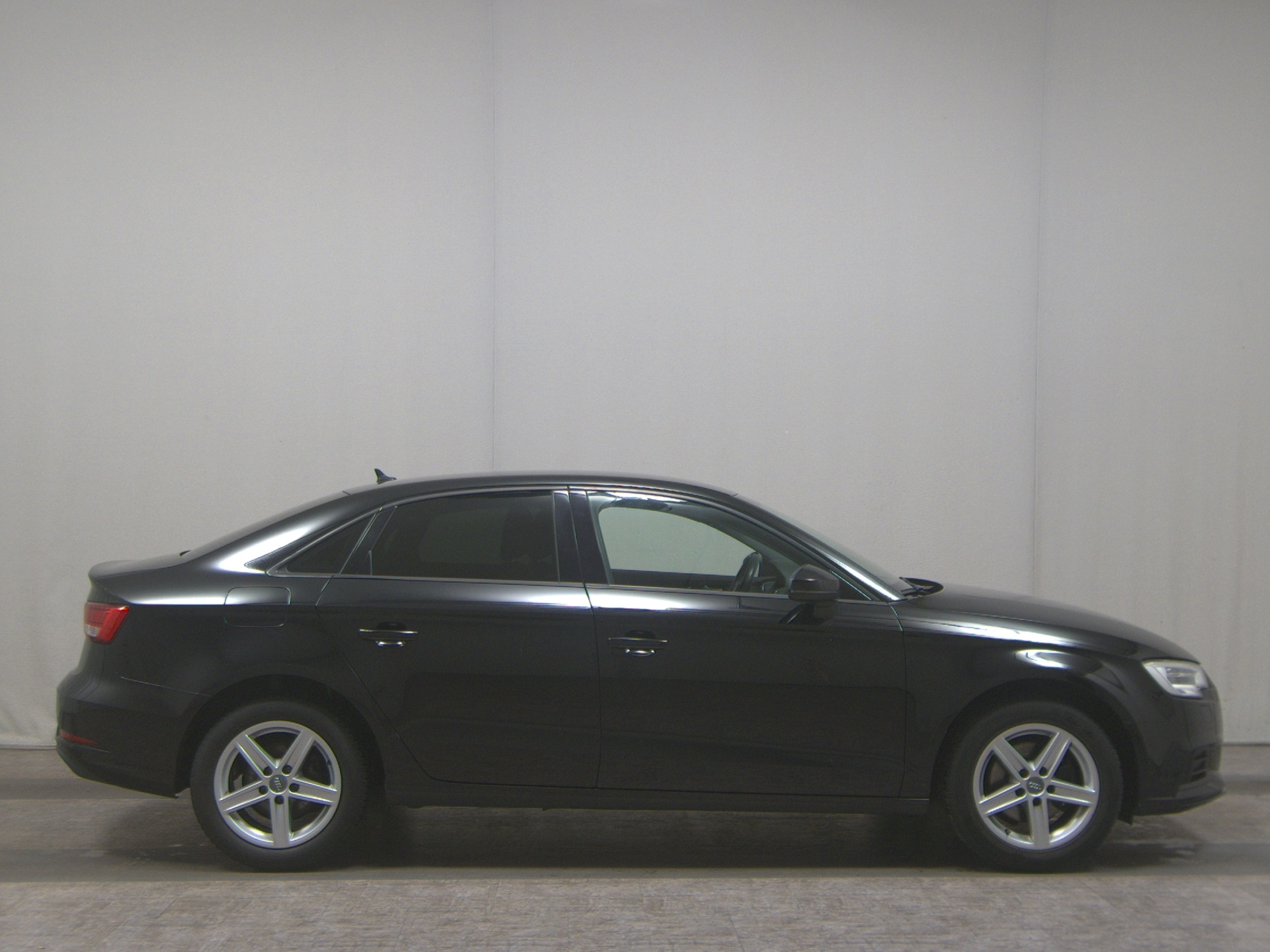 Audi A3 Lim. 30 TFSI Navi Xenon Shz PDC Tempomat MMI