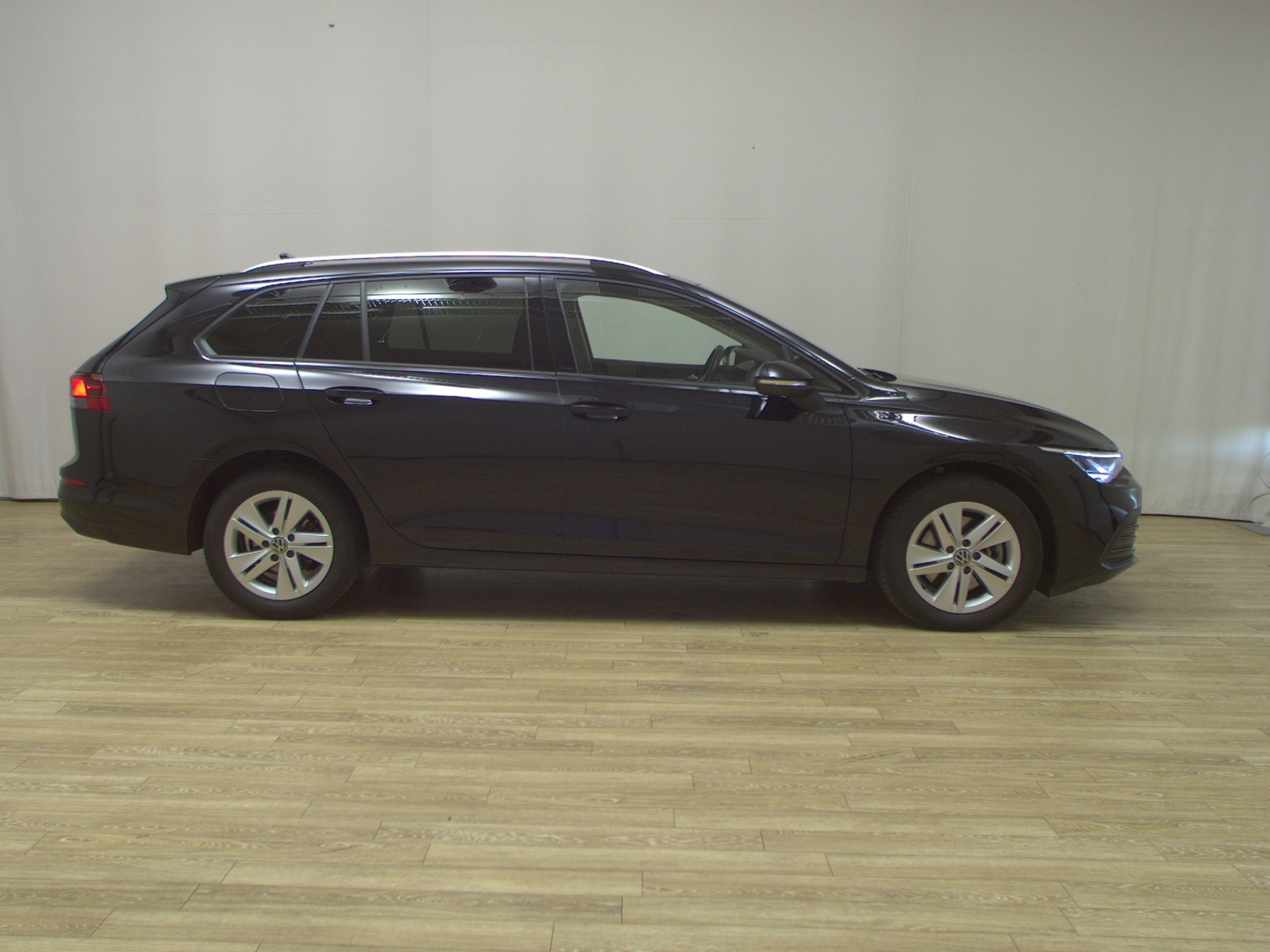 Volkswagen Golf-8 Var. 2.0 TDI Life Navi LED AID ACC RFK