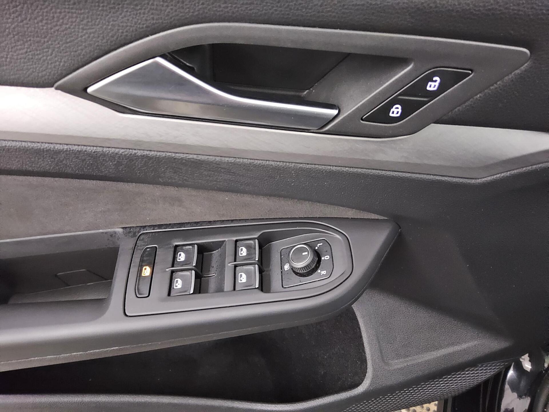 Volkswagen Golf-8 Var. 2.0 TDI Life Navi LED AID ACC RFK 10