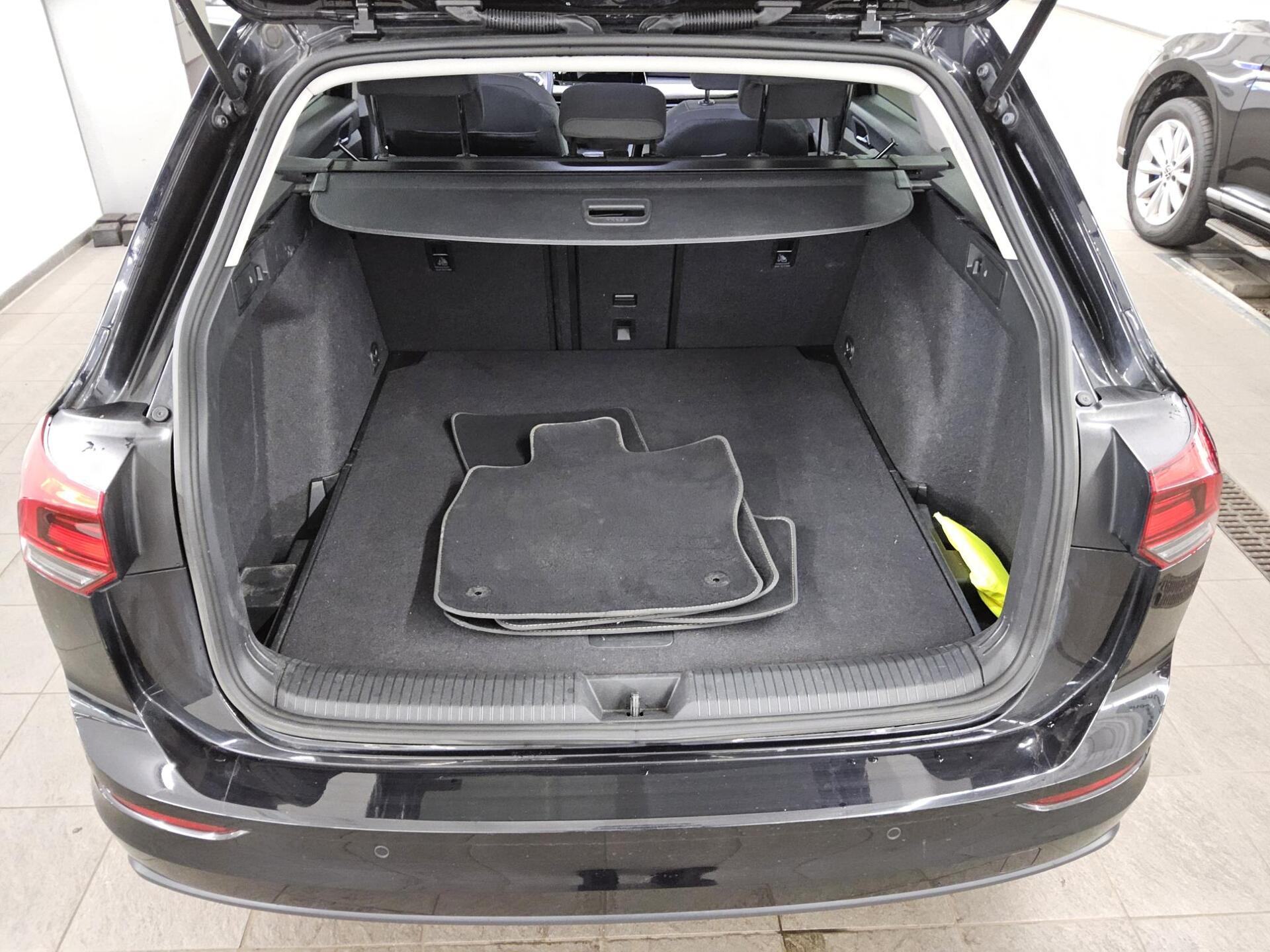 Volkswagen Golf-8 Var. 2.0 TDI Life Navi LED AID ACC RFK 12