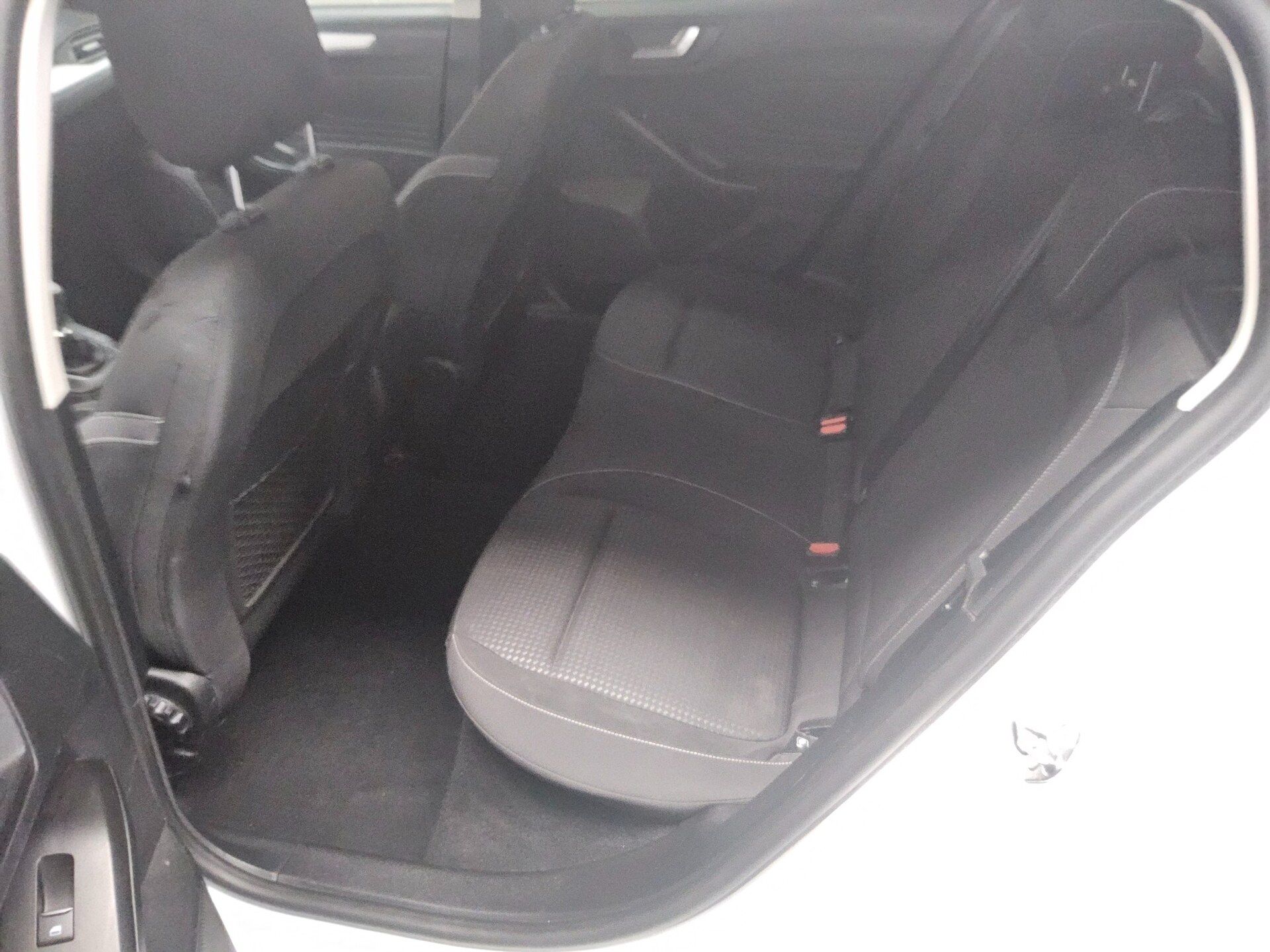 Ford Focus Turnier 1.5 EB Cool&Connect Navi LED AHK 12