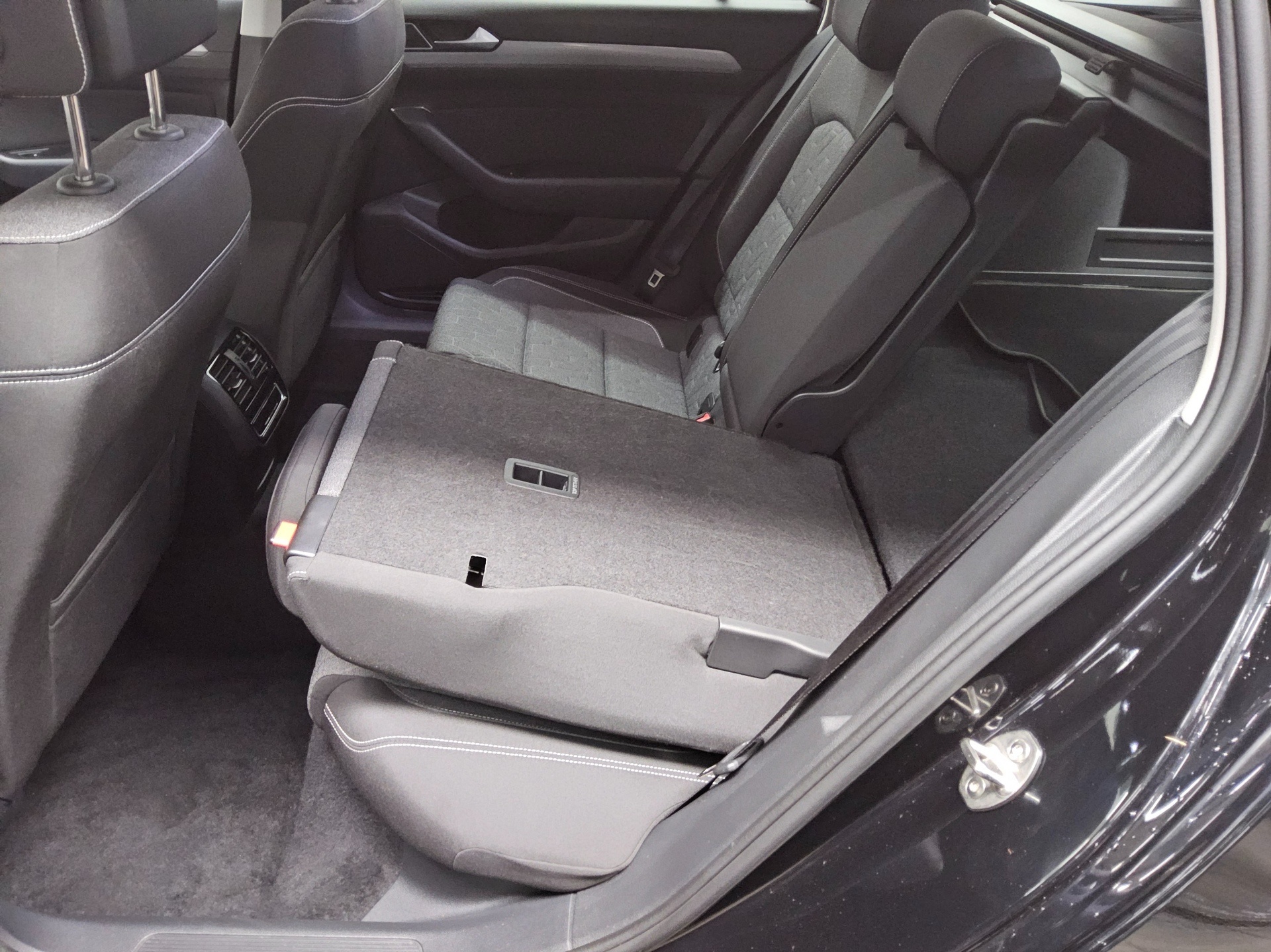 Volkswagen Passat Var. 2.0 TDI Business Navi LED RfK AHK 12