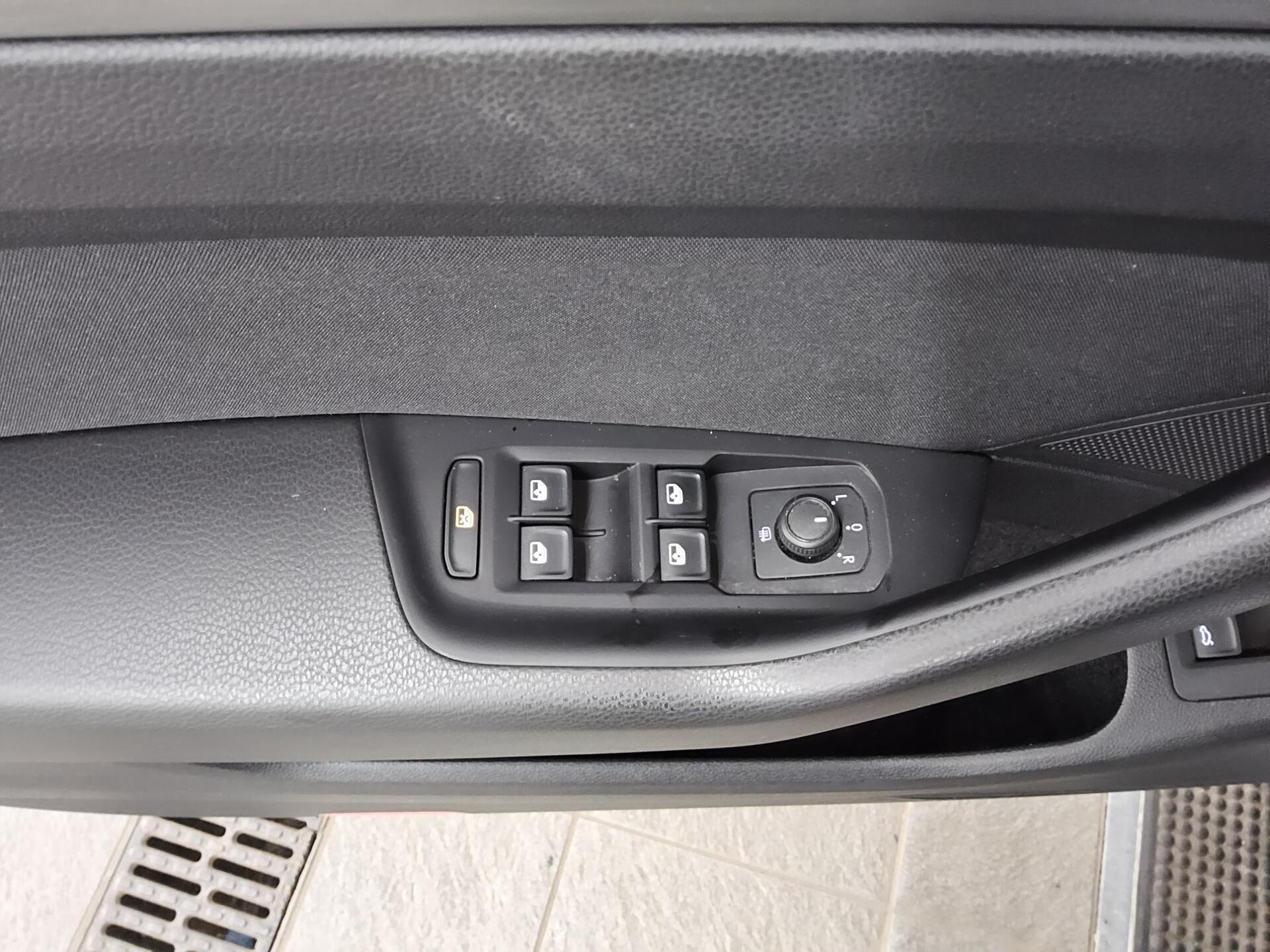 Volkswagen Passat Variant 2.0 TDI Navi LED Shz el.Heck RFK 9