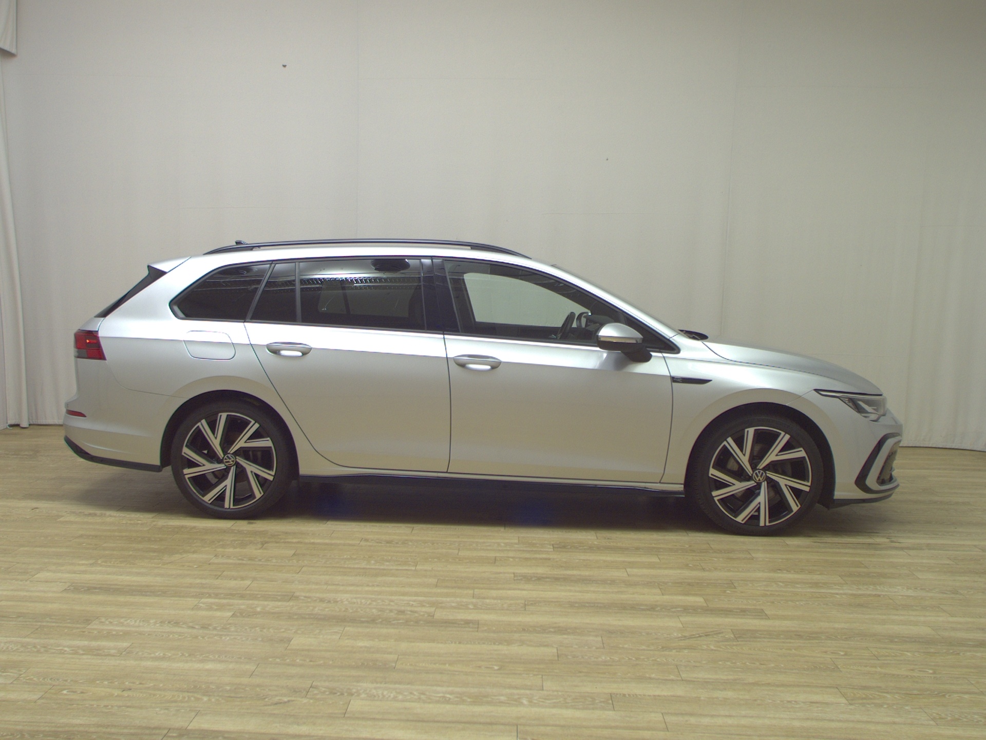Volkswagen Golf-8 Var. 2.0 TDI R-Line Navi LED AID RFK