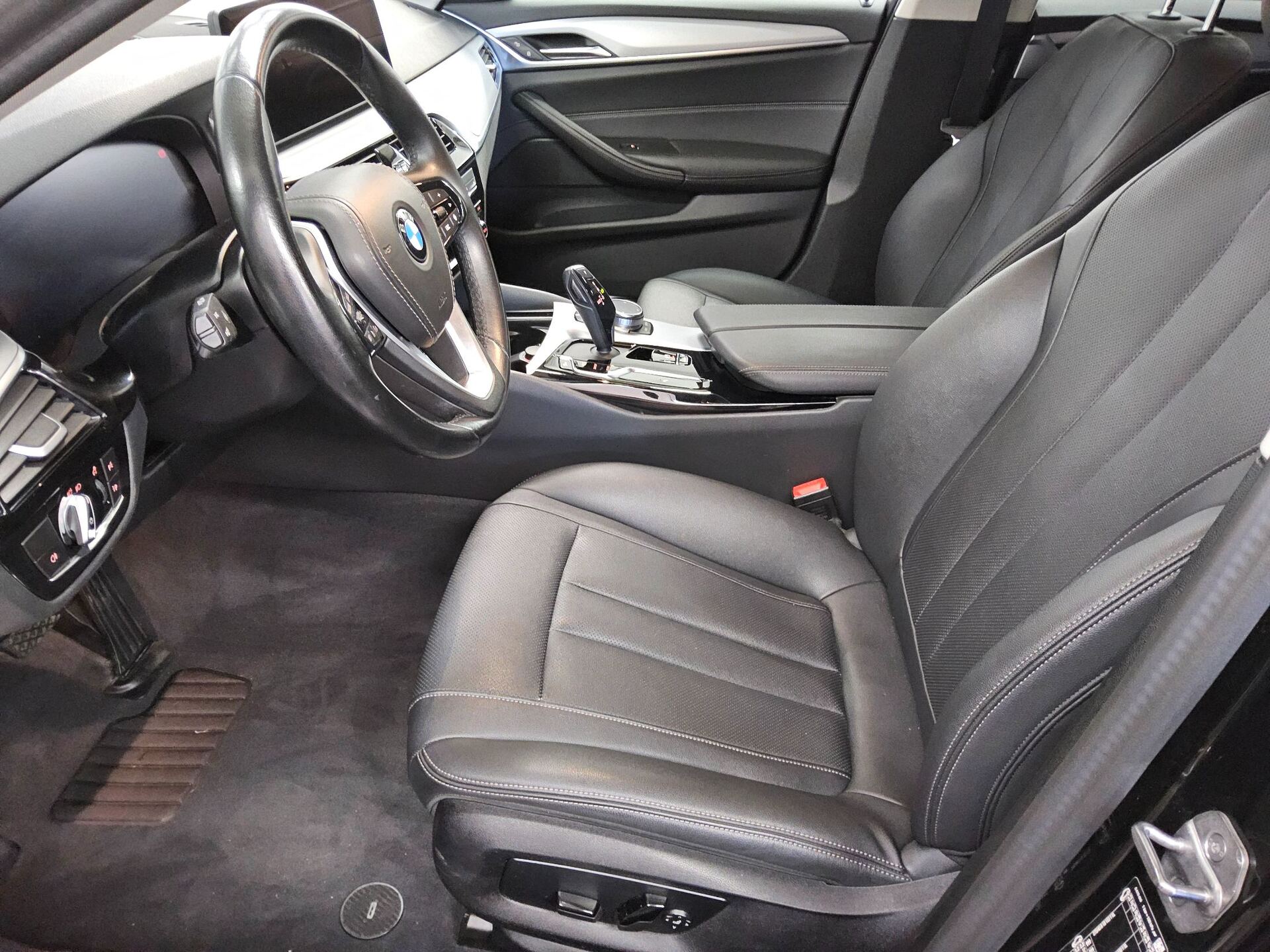 BMW 520dA Touring Navi LED Leder AHK Kamera 9