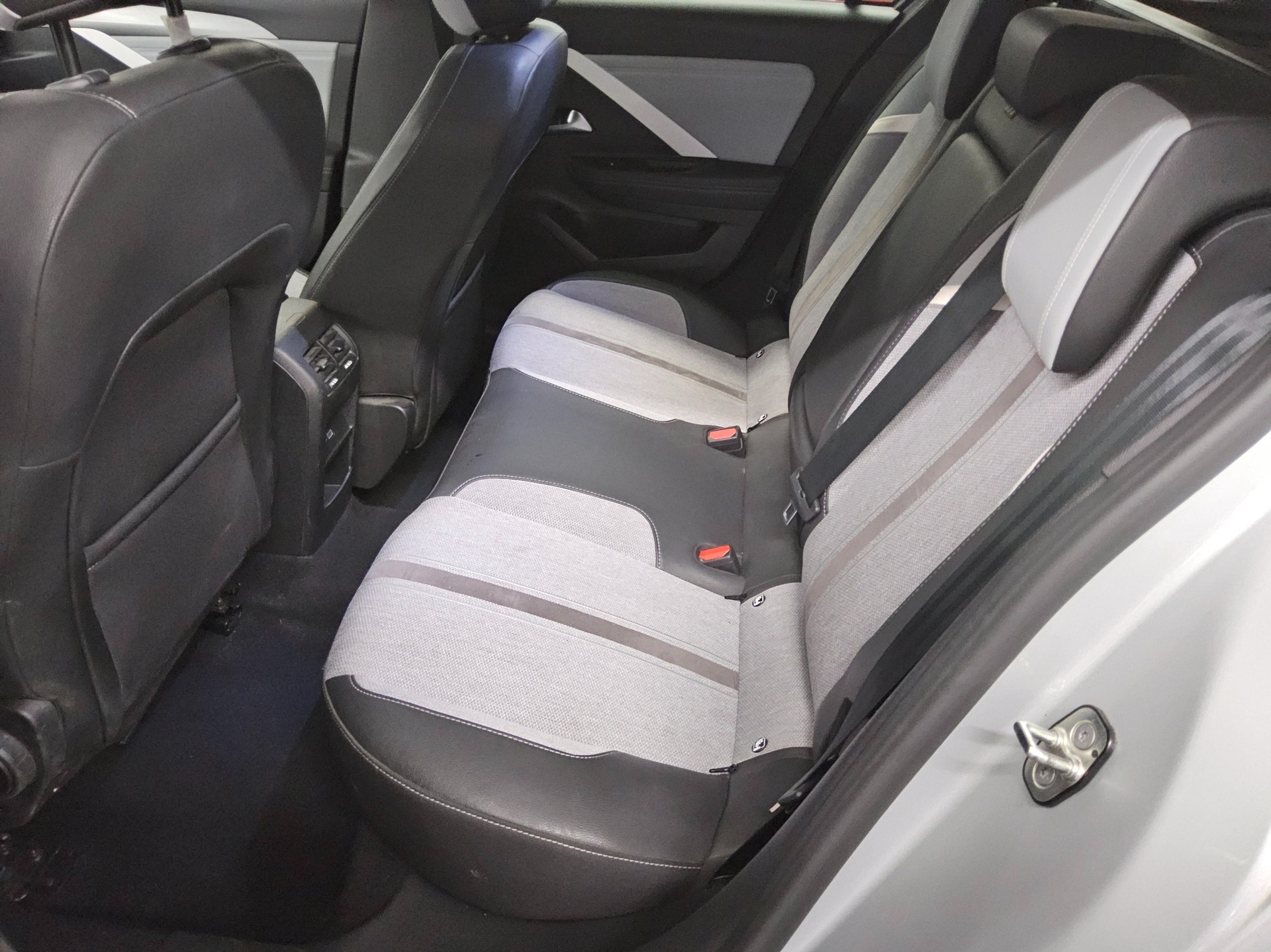 Opel Astra ST 1.5 D Elegance Navi LED PDC DAB T-Leder 13