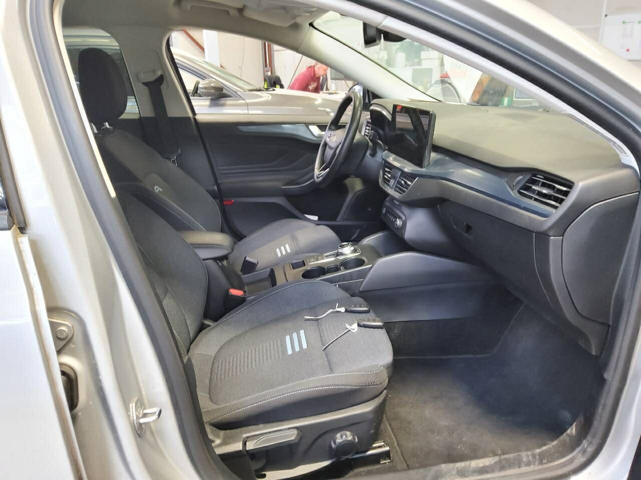 Ford Focus Turnier 1.5 EB Active Navi LED AHK PDC 3