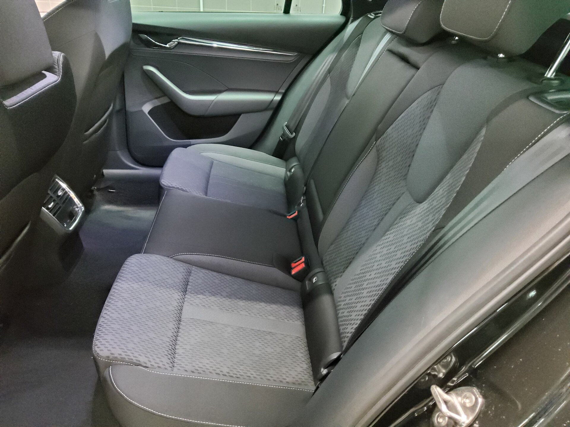 Skoda Octavia Kombi 2.0 TDI Style Navi LED Virtual HuD Canton 13