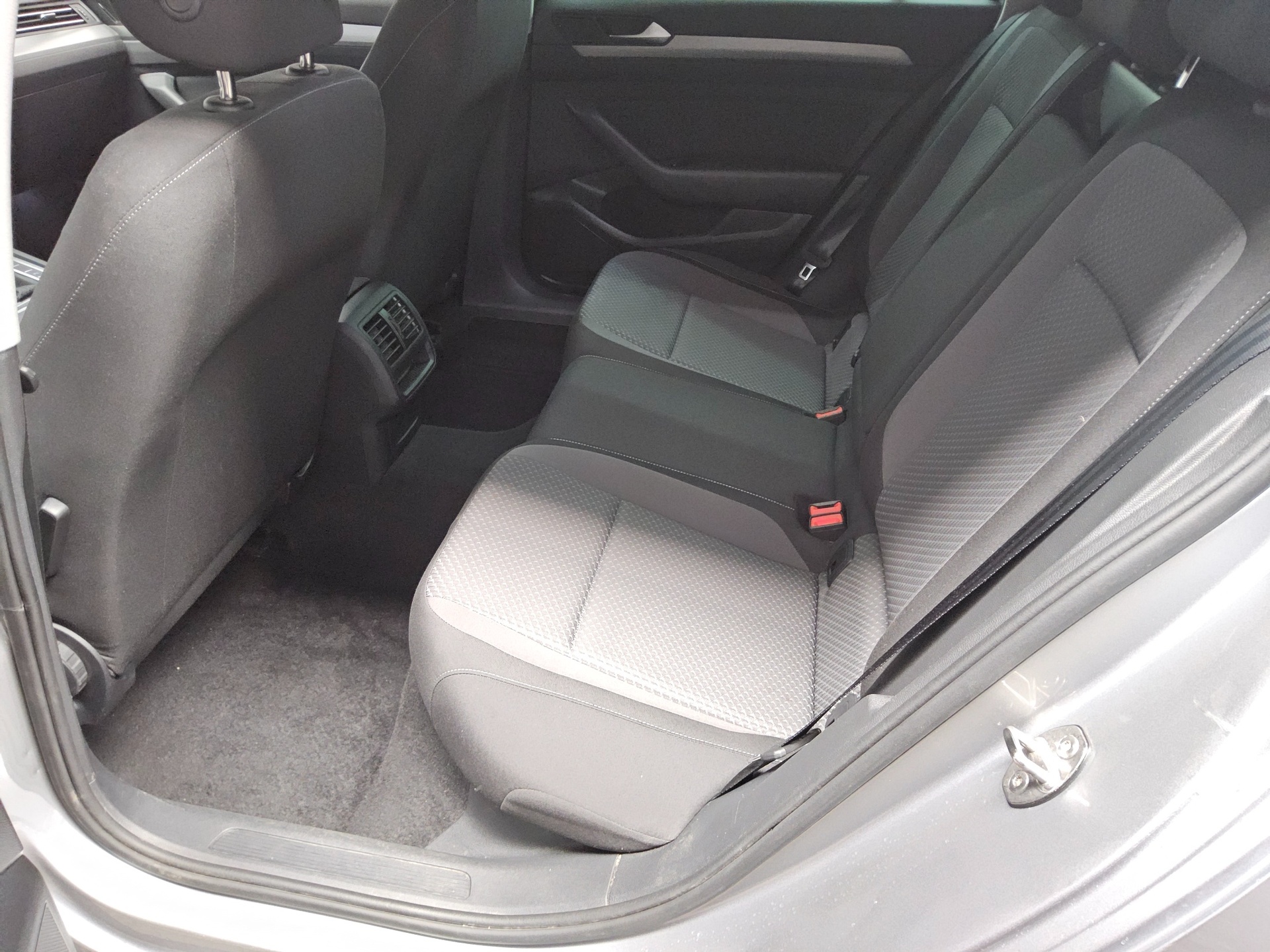 Volkswagen Passat Var. 2.0 TDI Navi LED RfK ACC PDC Shz BT 12