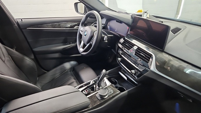 BMW 520dA Touring Leder NAVI SHZ RFK LED 6