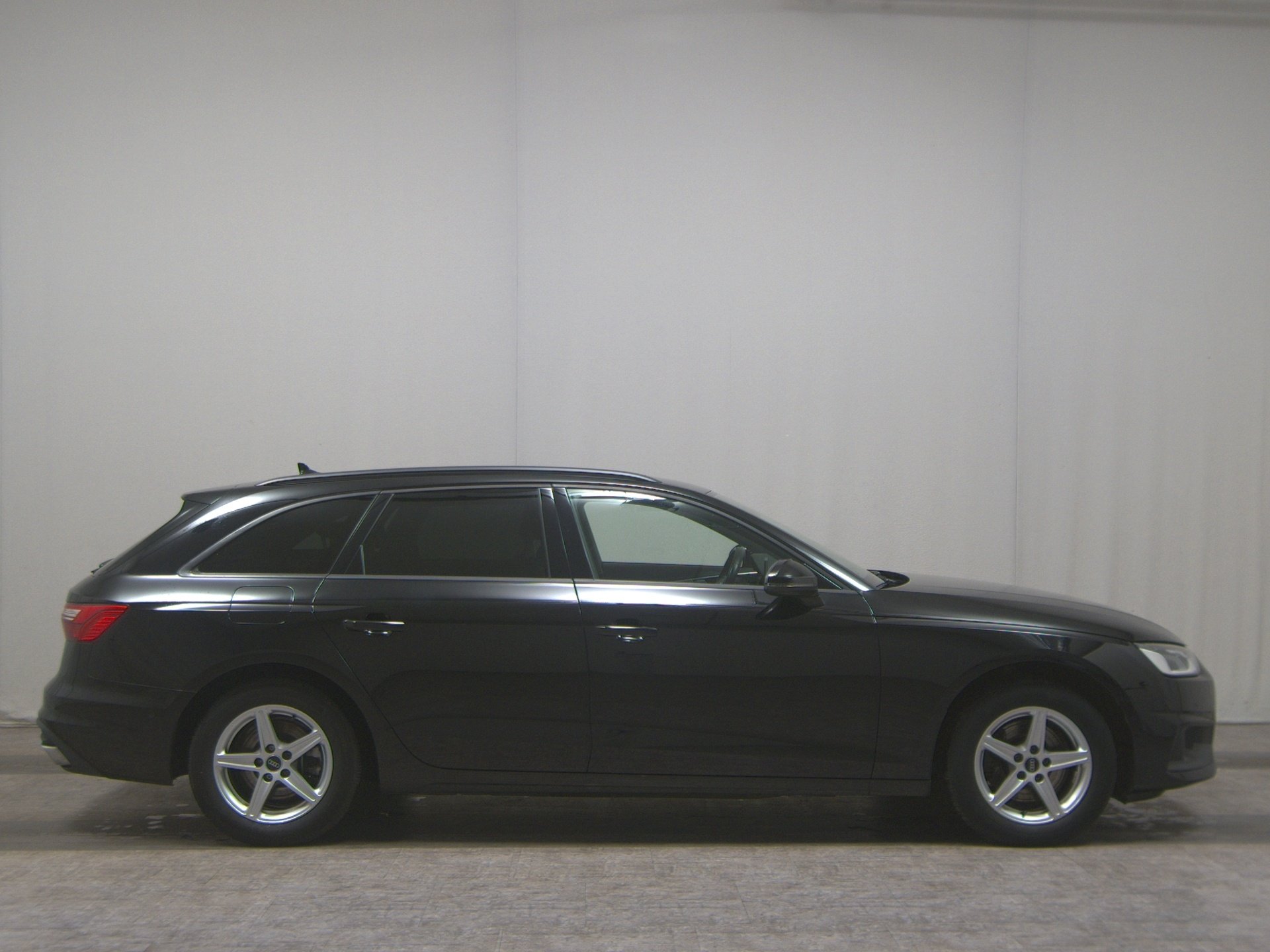 Audi A4 Avant 35 TDI Navi LED RFK HuD AHK ACC Shz PDC