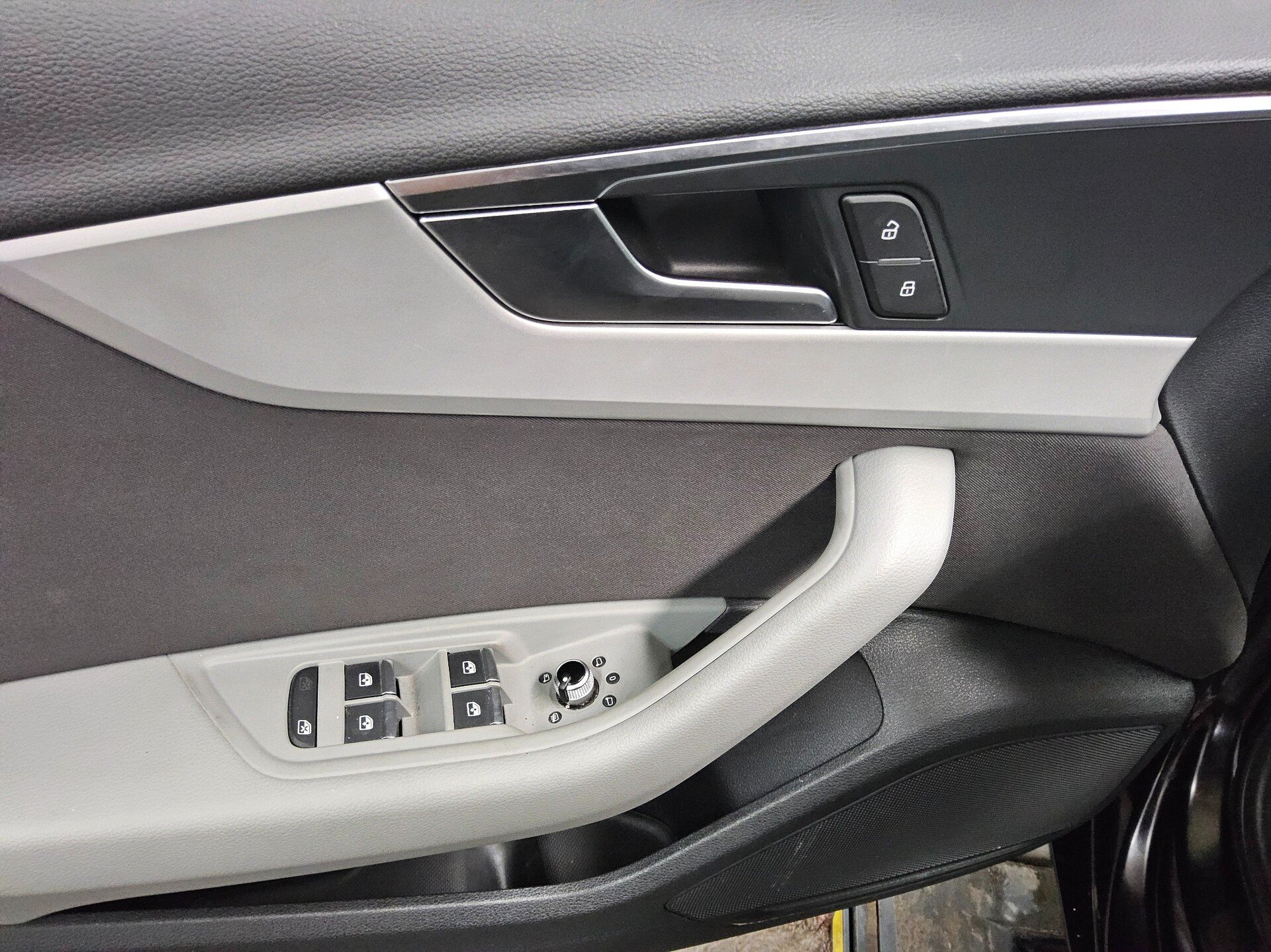 Audi A4 Avant 35 TDI Navi LED RFK HuD AHK ACC Shz PDC 9