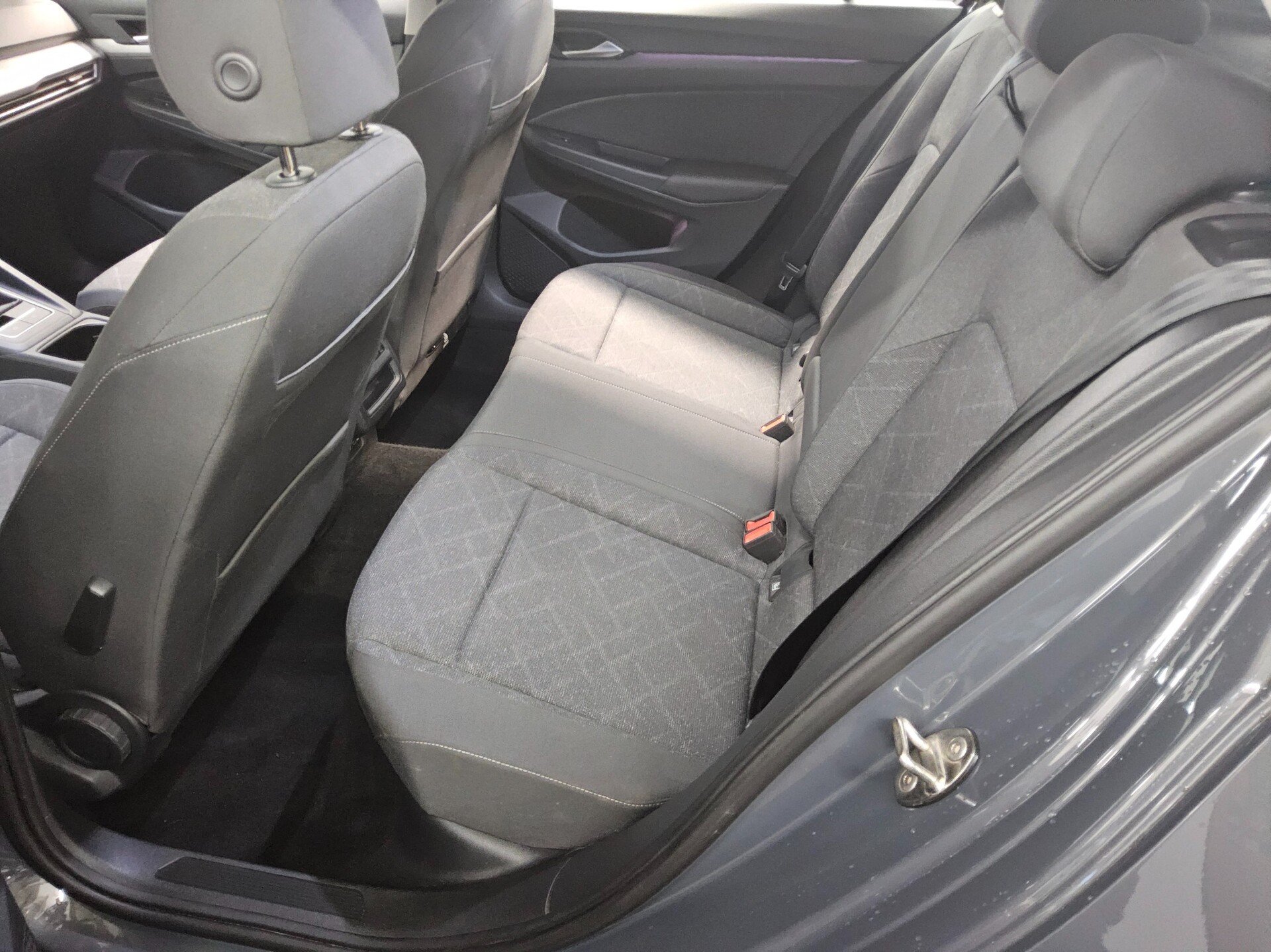 Volkswagen Golf-8 2.0 TDI Life Navi LED ACC PDC Shz 12