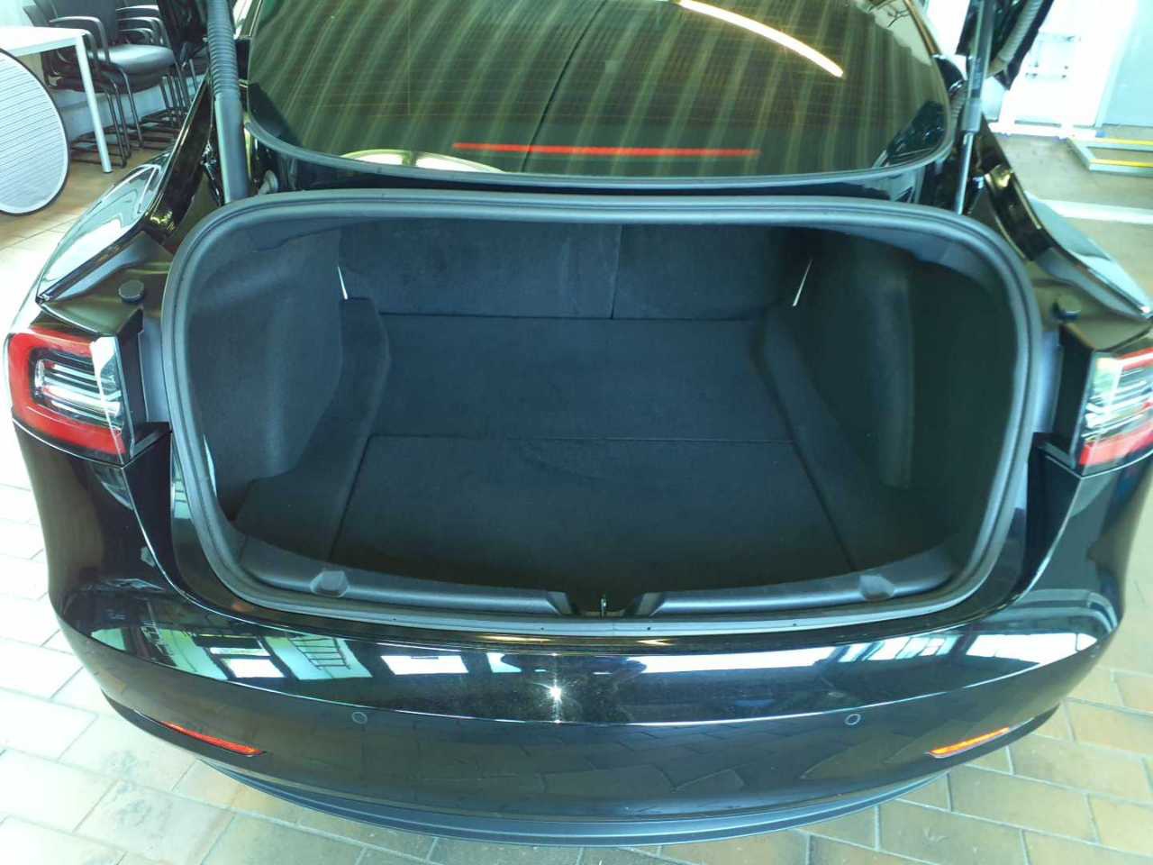 Tesla Model 3 SHZ RFK ACC LENKRADHZG AUTOP. 10